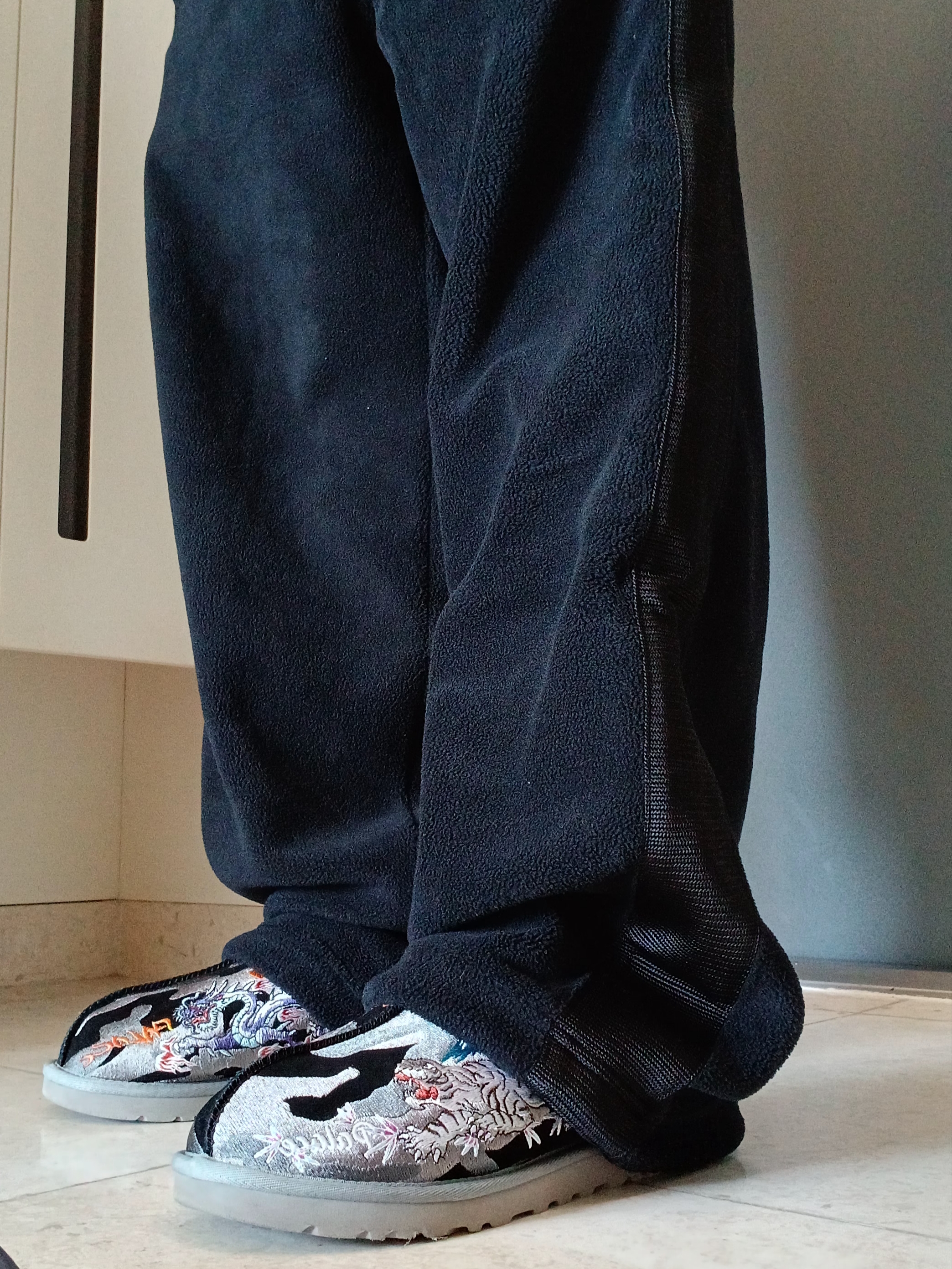 Uniqlo x Needles Fleece Wide Pants Black - KR, UGG x Palace Tasman Slipper Black Camo 착용 스타일 - 2