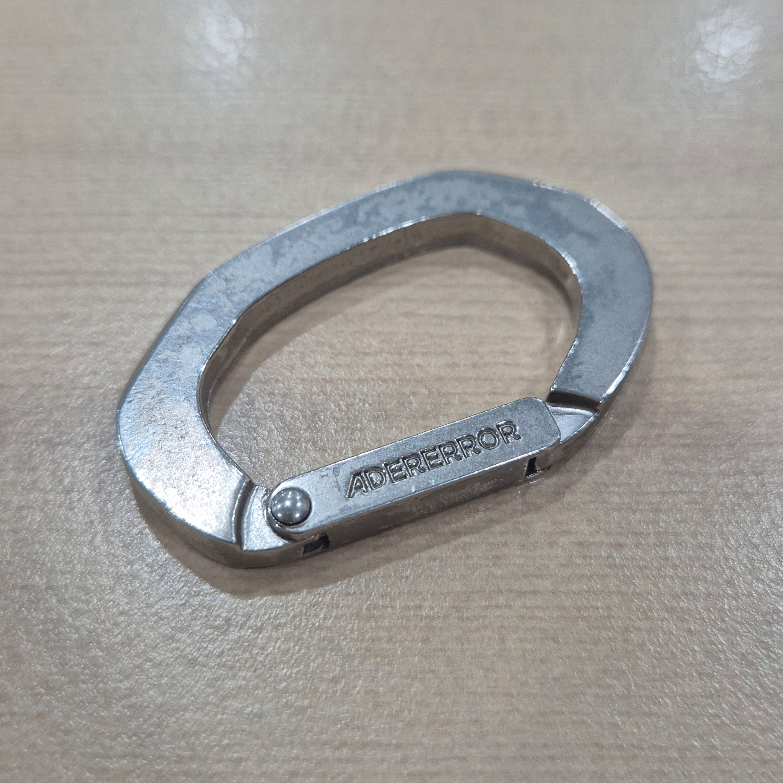 Ader Error Carve Carabiner Silver 착용 스타일