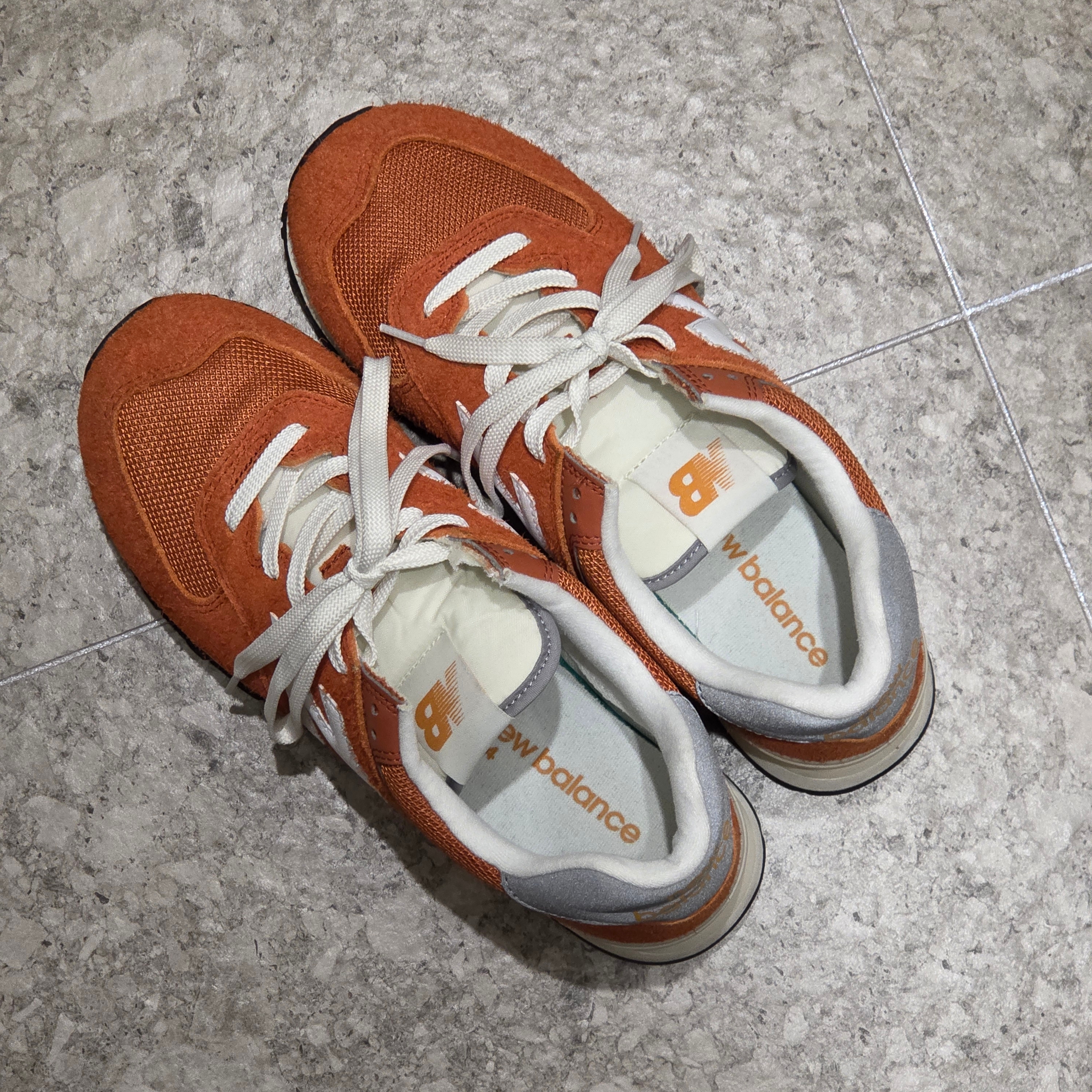 New Balance 574 Heritage Orange Burst White 착용 스타일