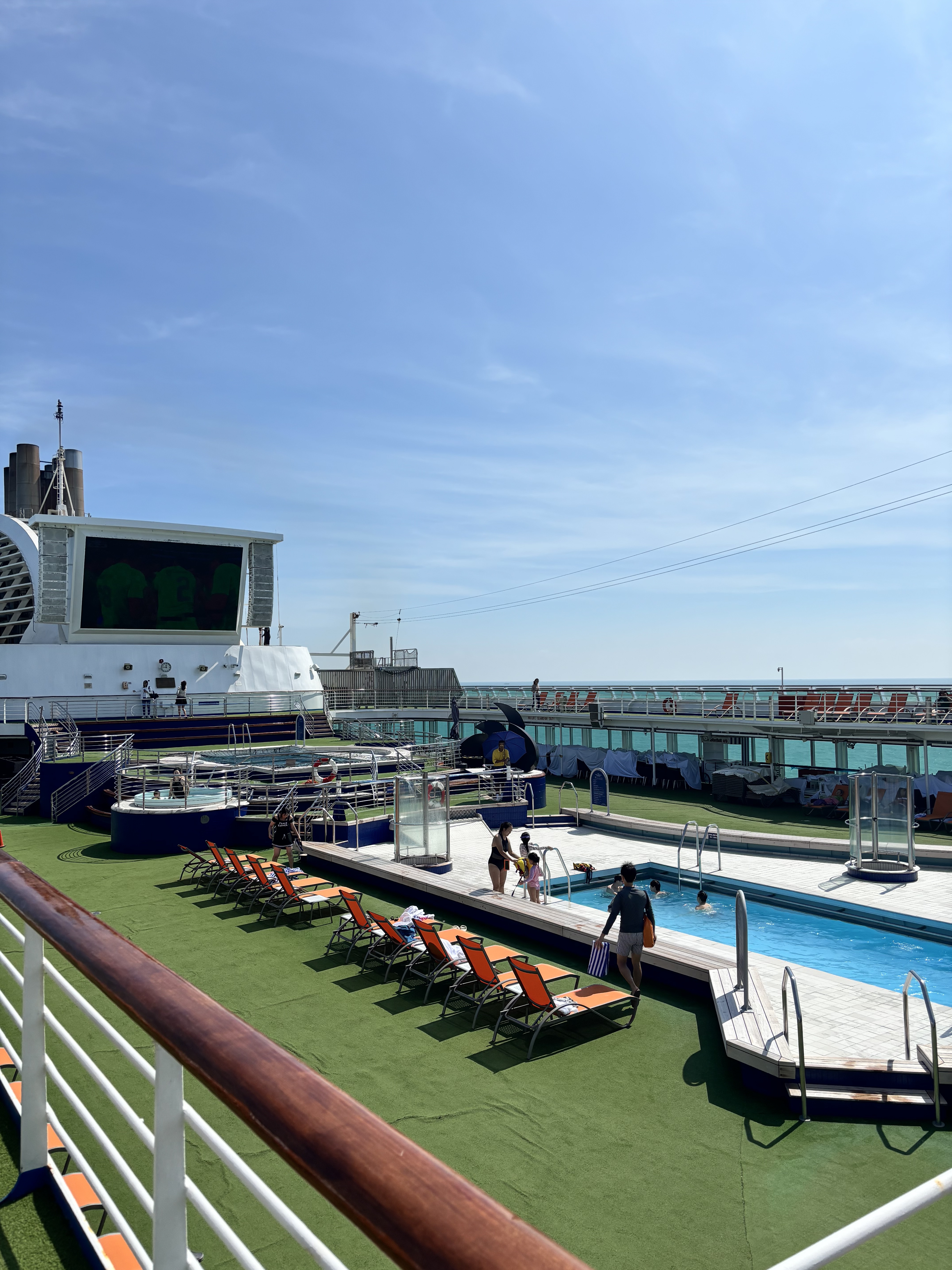 (W) Miu Miu Regard Sunglasses Blue Lenses Honey Tortoiseshell Acetate Standard fit, Prada Leather Supernova Small Handbag Black 착용 스타일 - 2