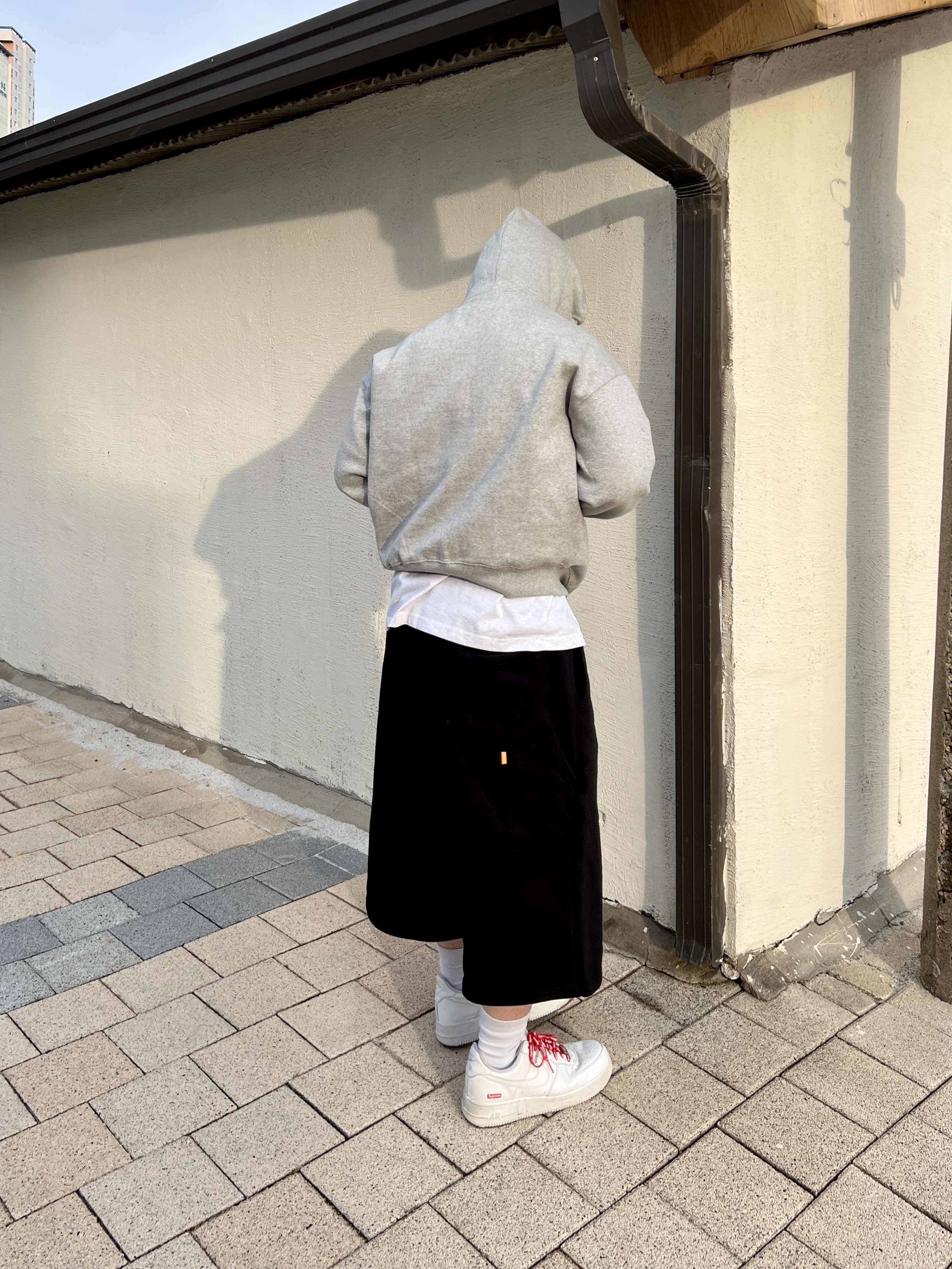 Nike x Supreme Air Force 1 Low White, Stussy Mid-Depth Big Stock Snapback Chocolate 착용 스타일 - 5