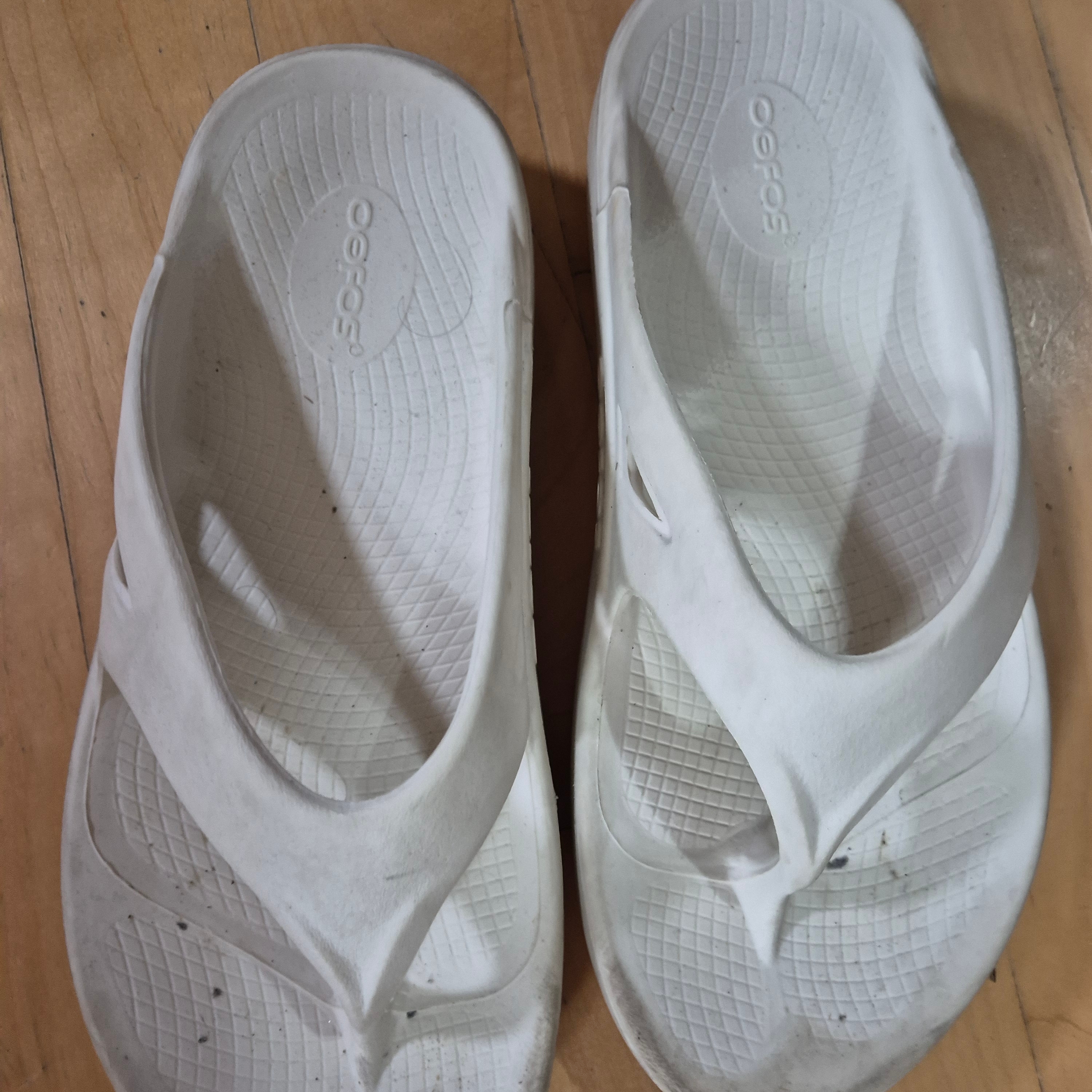Oofos OOriginal Eggnog & Chalk 착용 스타일