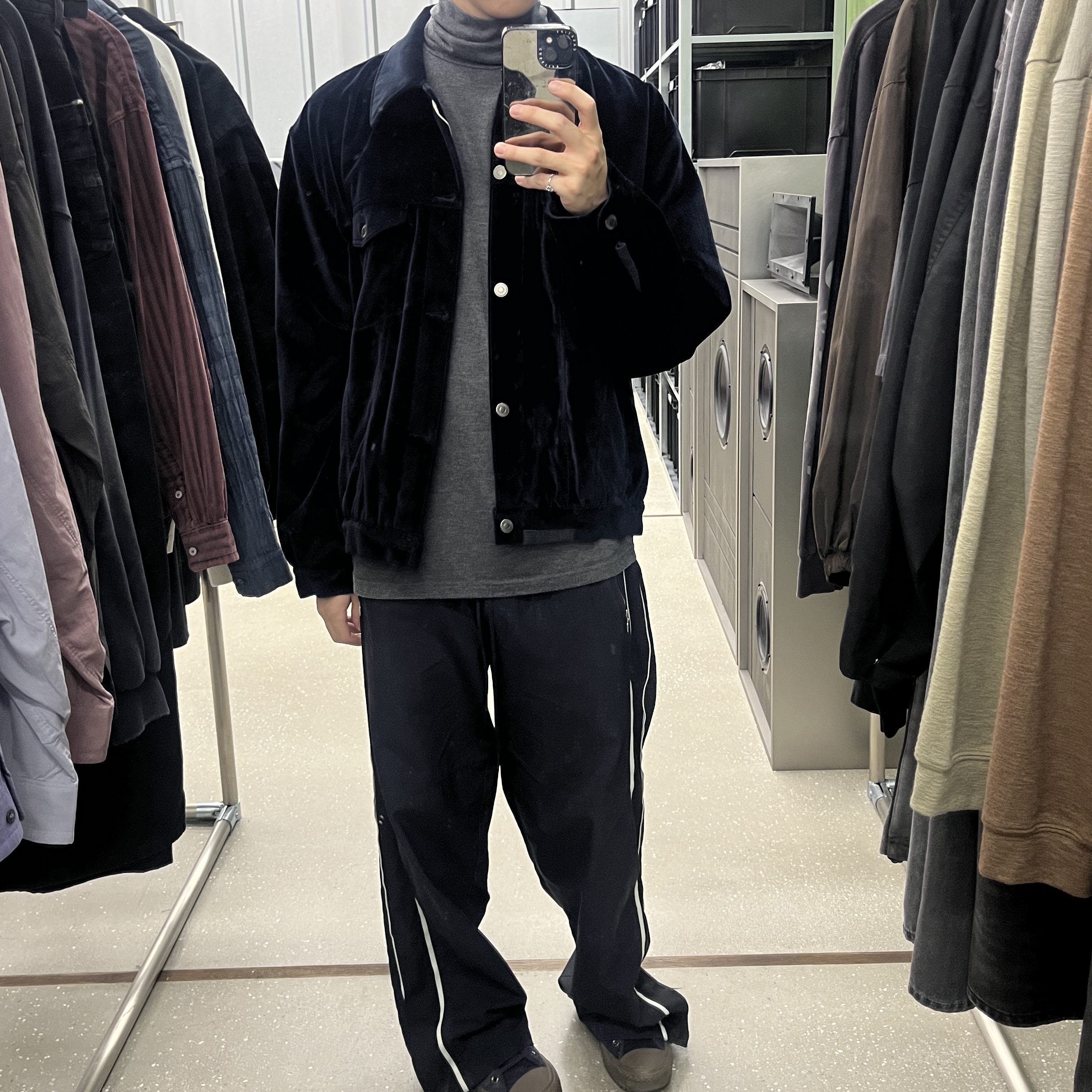 Polyteru Velour Trucker Jacket Black 착용 스타일