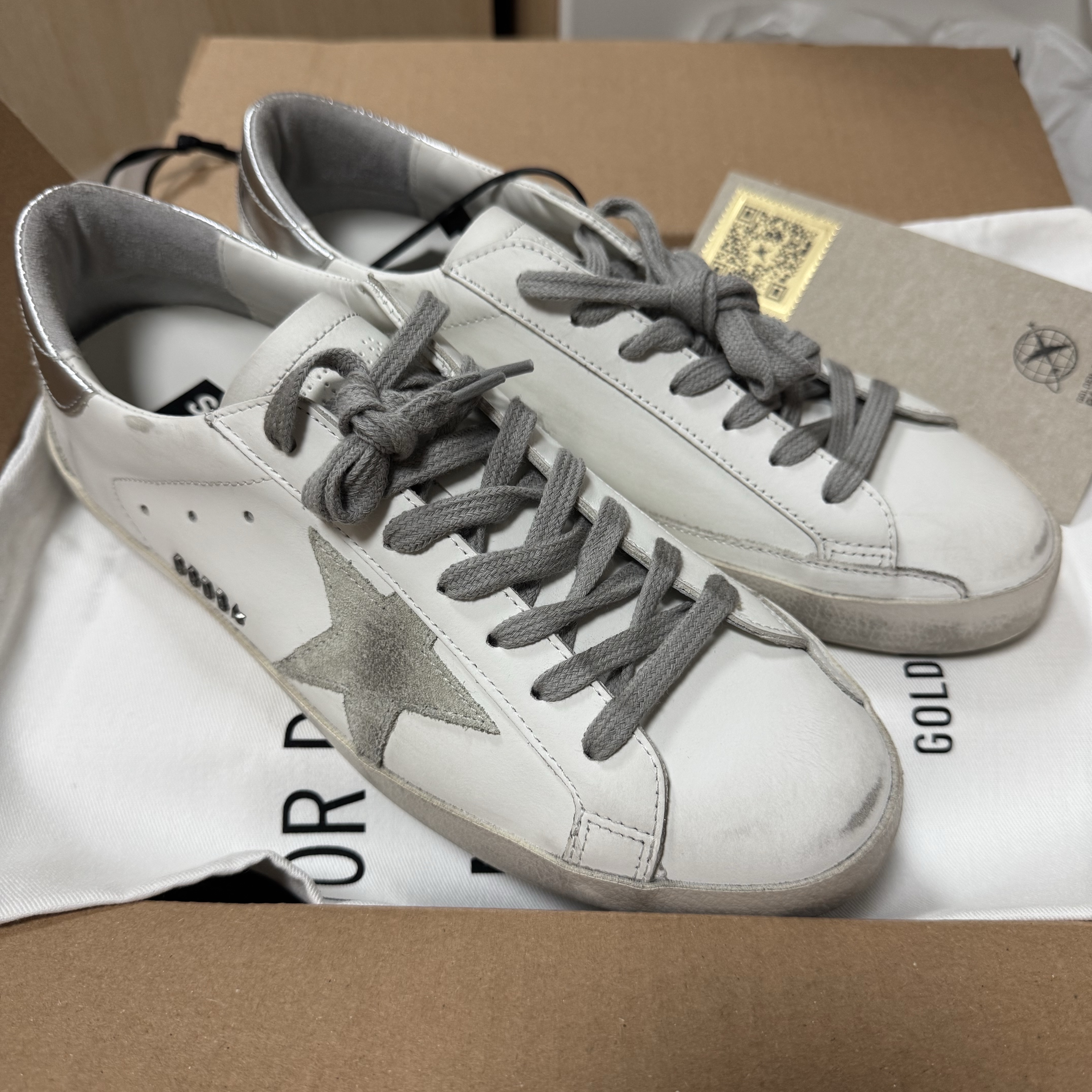 Golden Goose Superstar White Silver Heel Tab Sneakers 착용 스타일 - 2