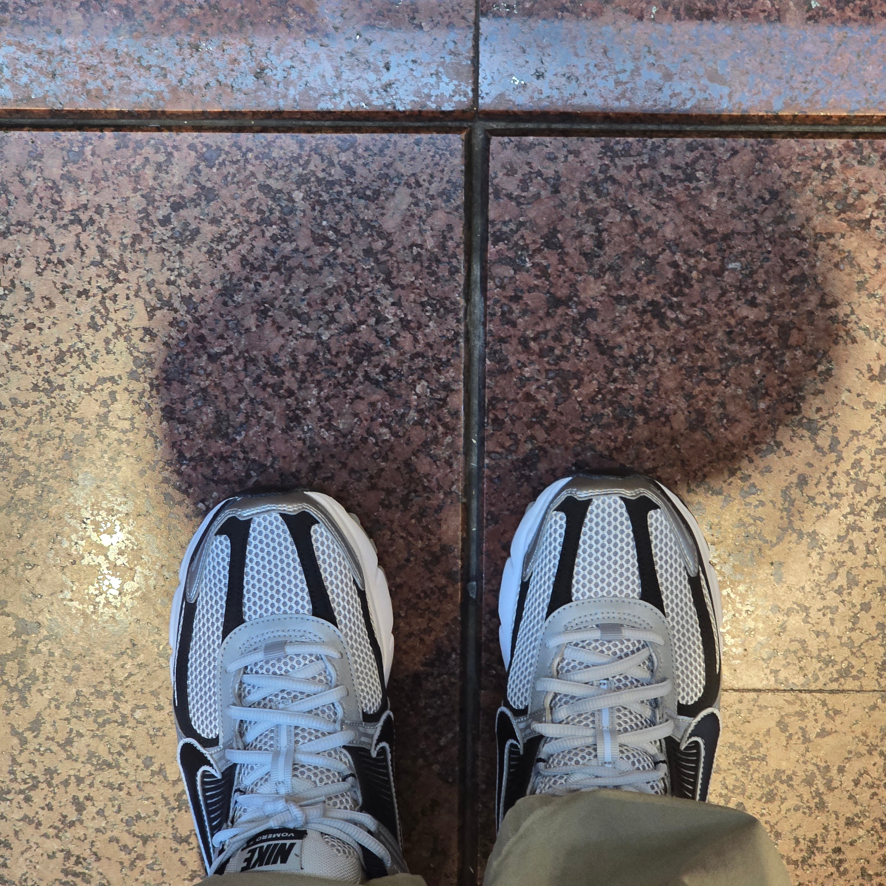 Nike Zoom Vomero 5 Metallic Silver Black 착용 스타일