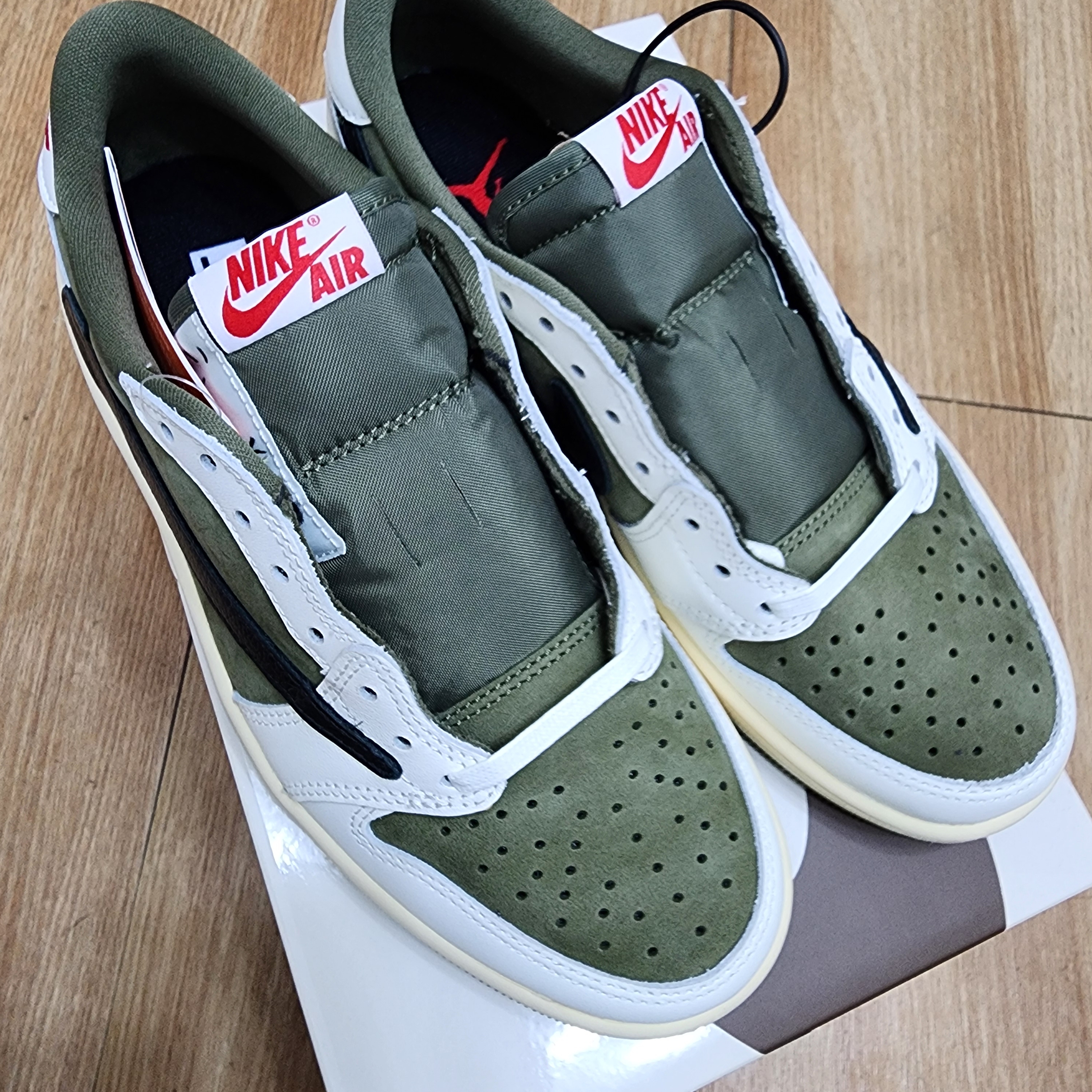Jordan 1 x Travis Scott Retro Low OG SP Reverse Olive 착용 스타일