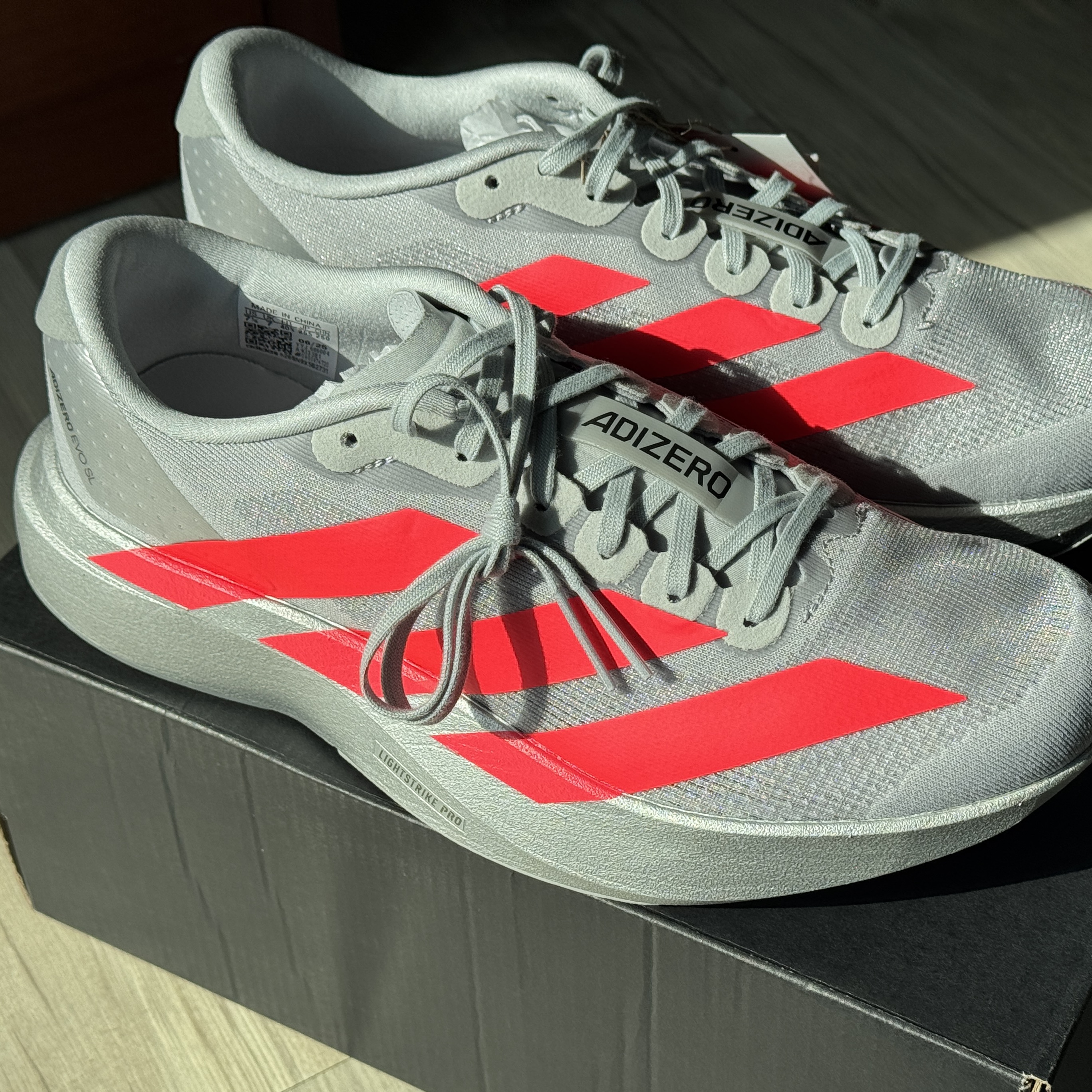 Adidas Adizero EVO SL Silver Metallic Lucid Red 착용 스타일 - 1