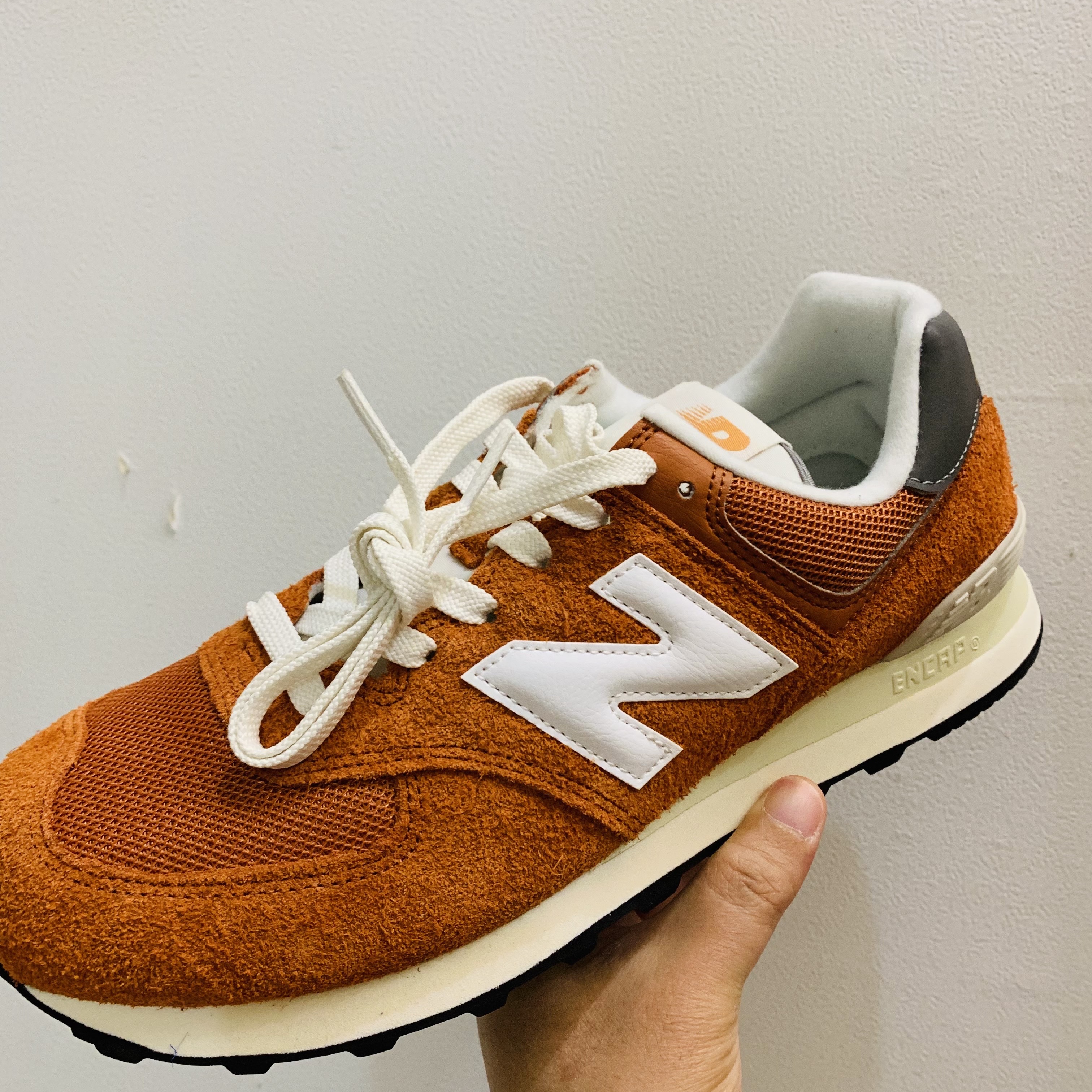 New Balance 574 Heritage Orange Burst White 착용 스타일