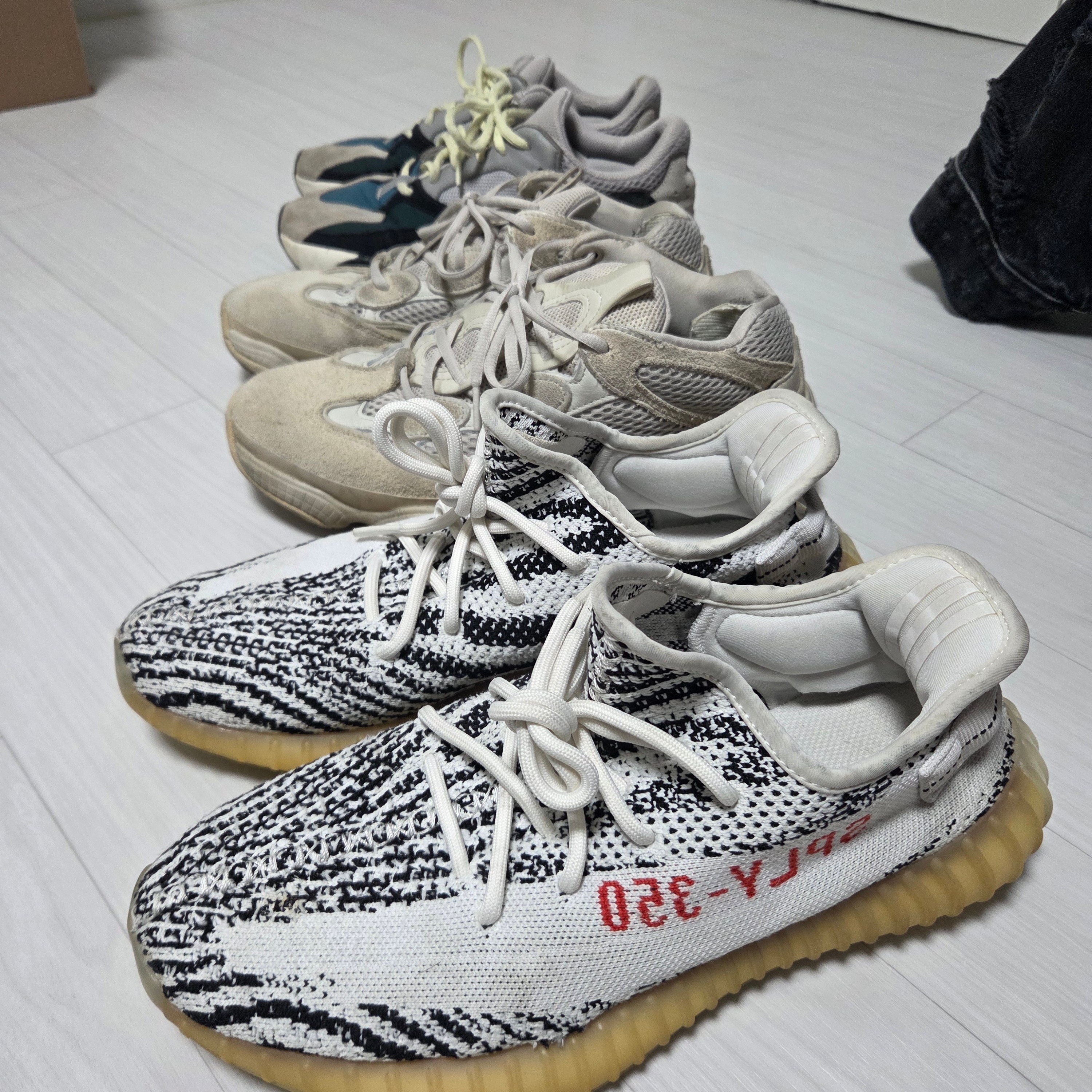Adidas Yeezy Boost 350 V2 Zebra 2017/2019/2020, Adidas Yeezy 500 Blush 2022 착용 스타일