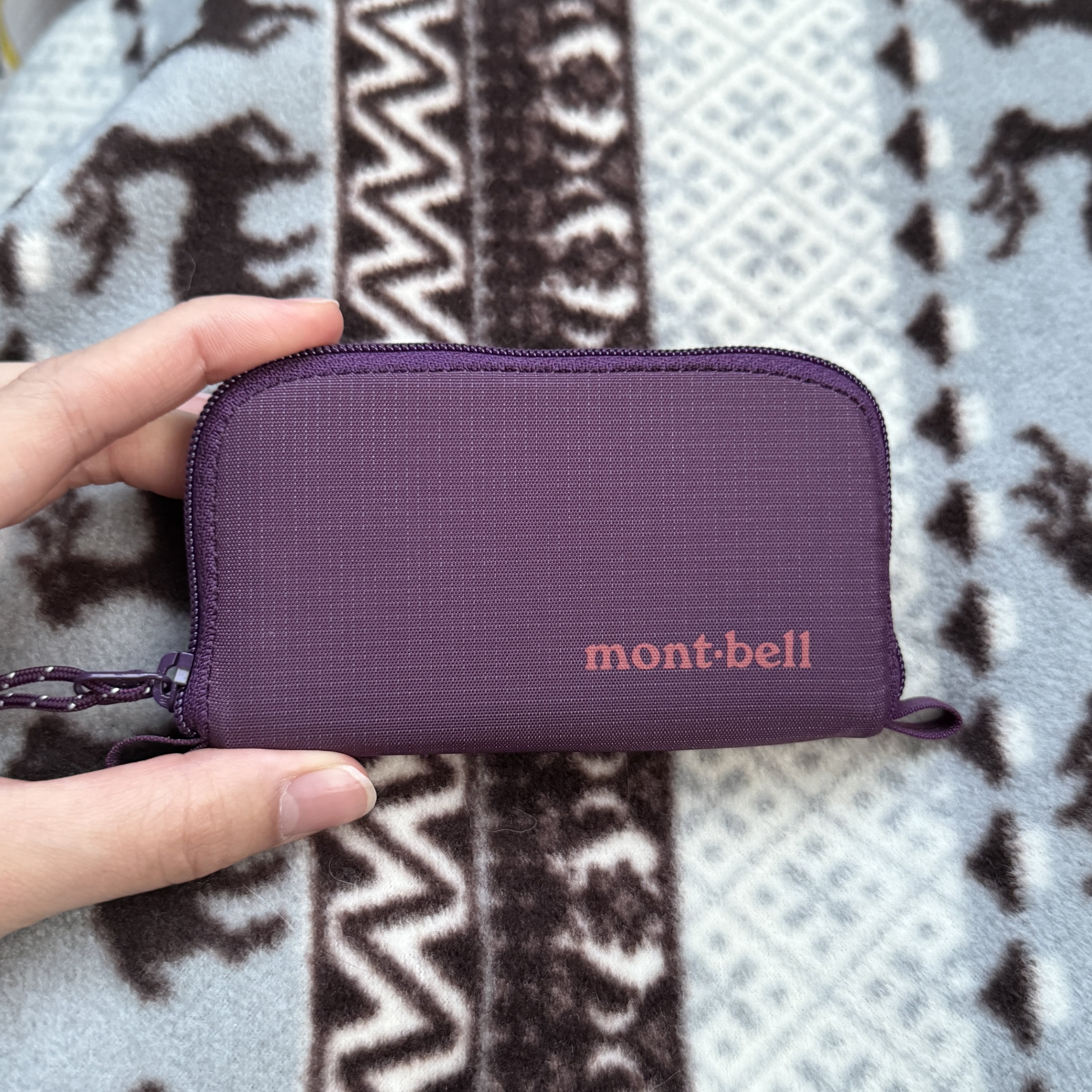Montbell Mini Zip Wallet Purple 착용 스타일