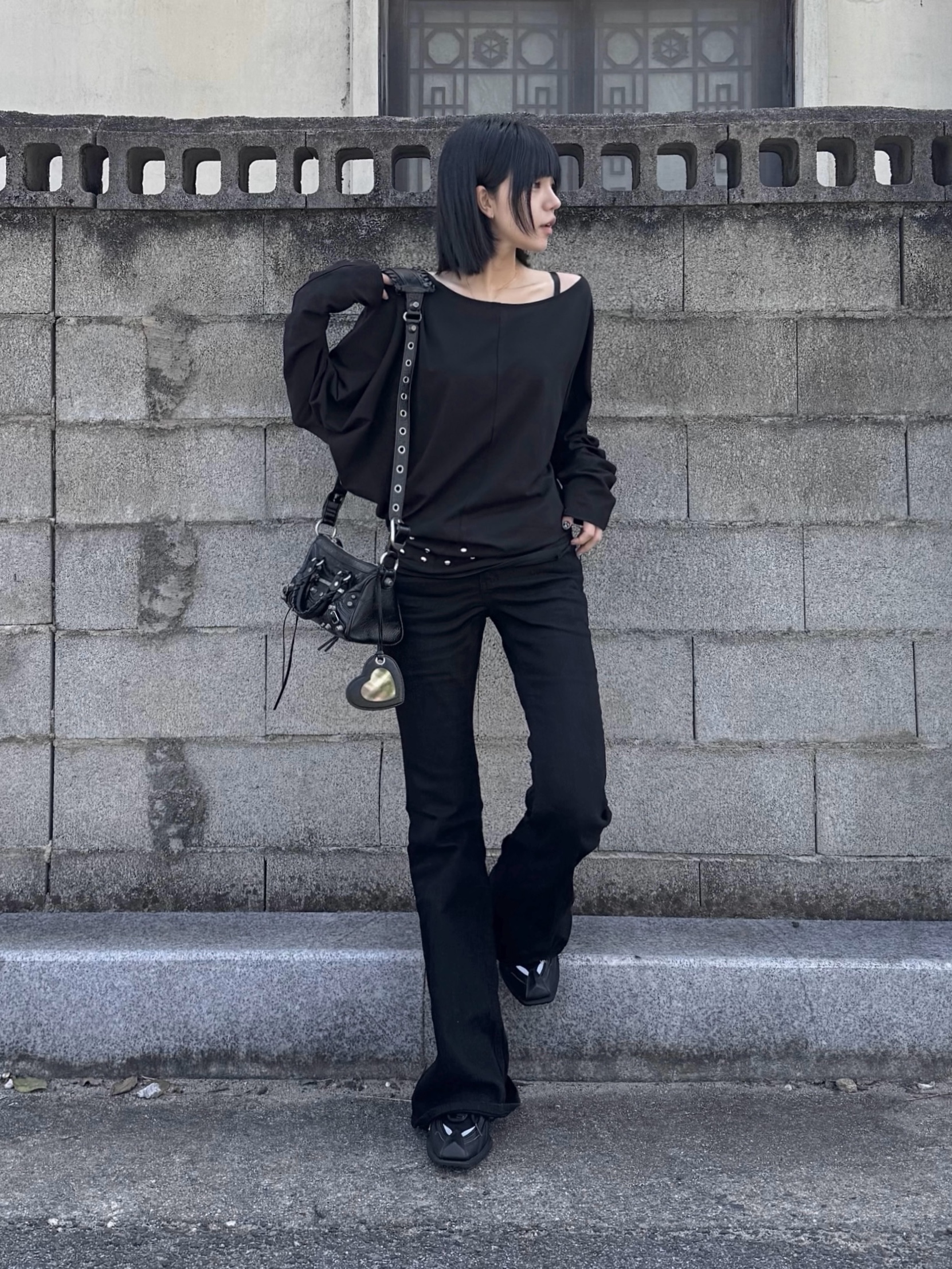 Nike x Martine Rose Shox MR4 Black, Balenciaga Le Cagole Mini Duffle Bag Black 착용 스타일