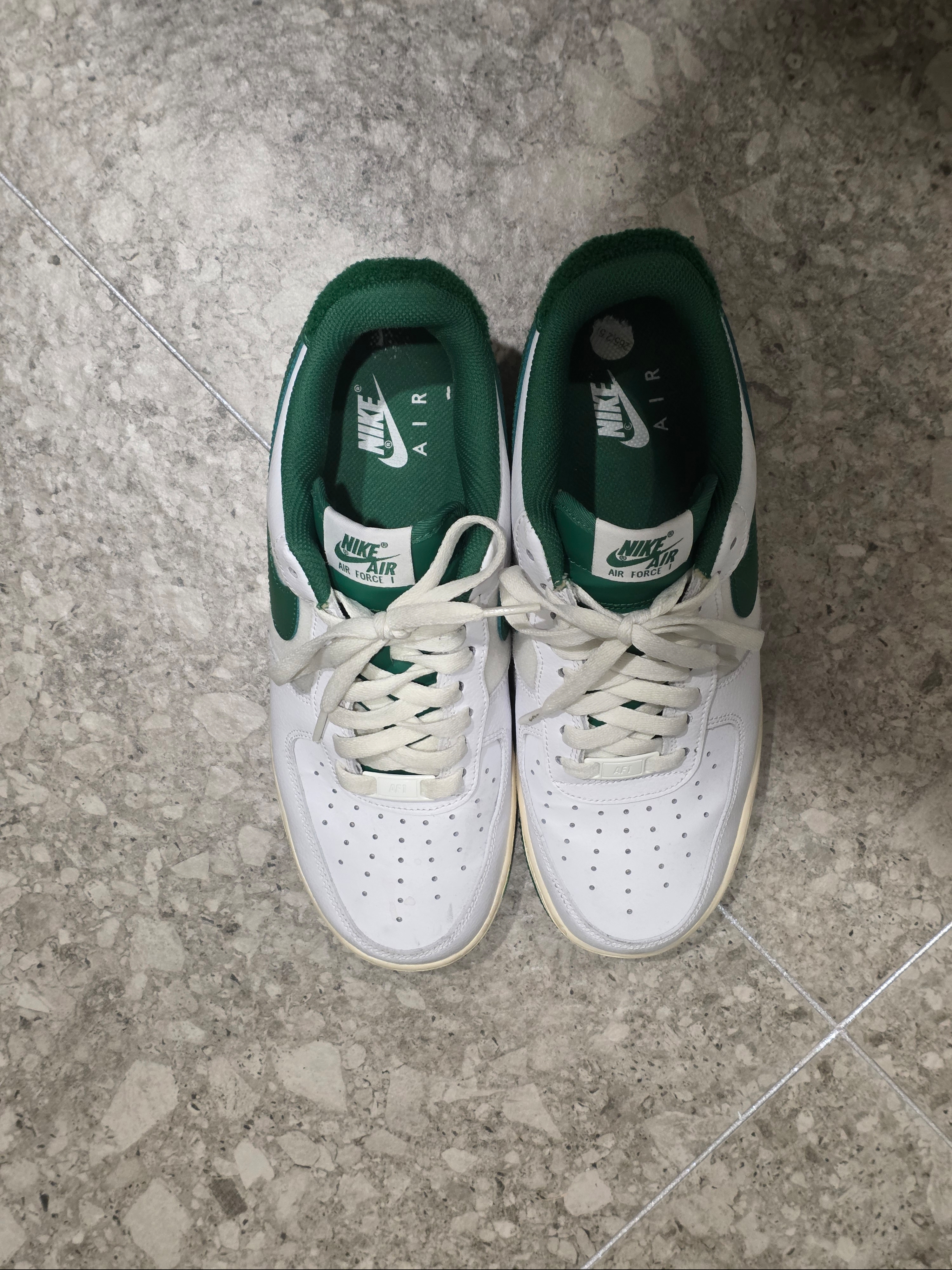Nike Air Force 1 '07 LV8 Varsity White Pine Green 착용 스타일