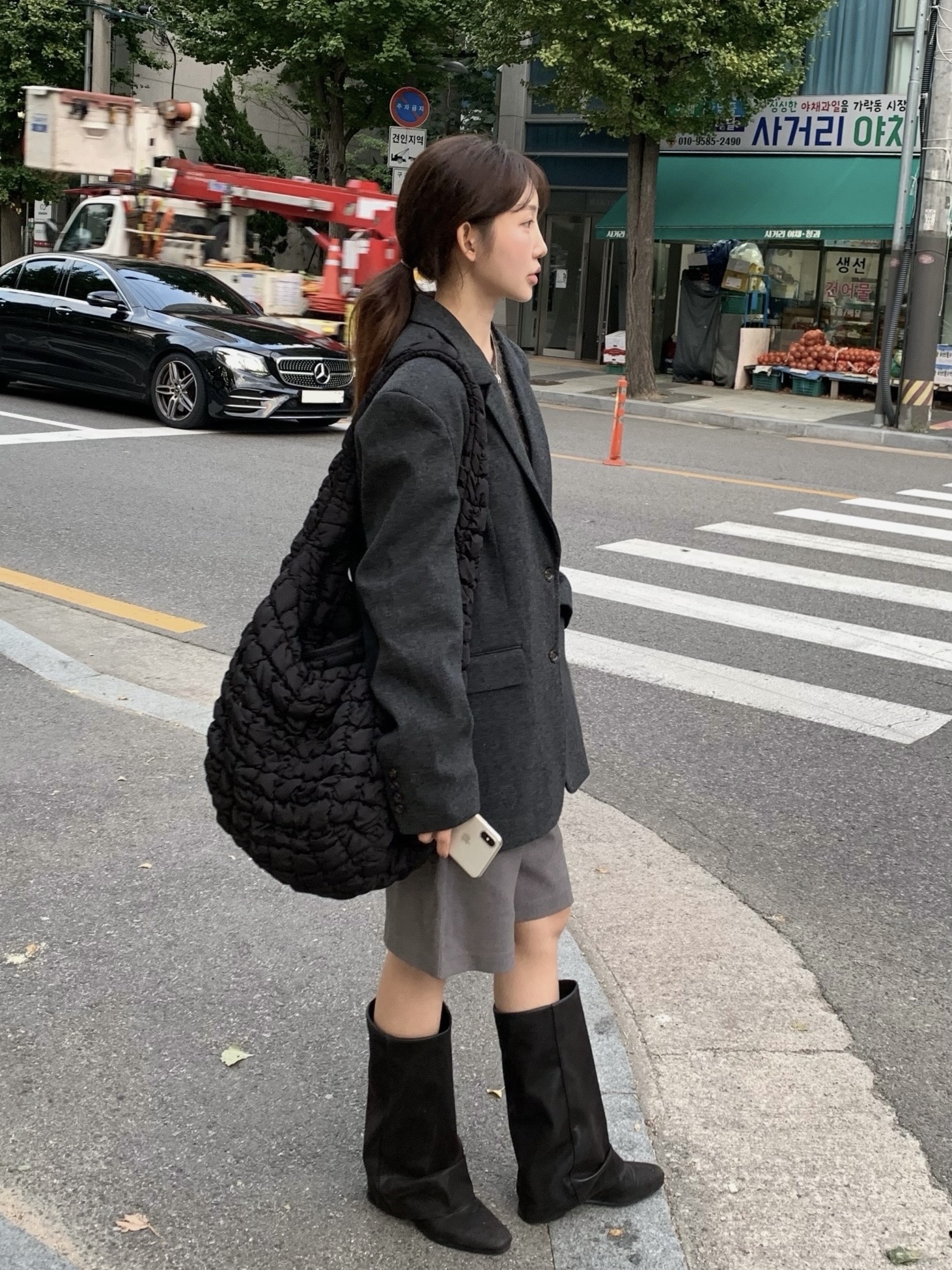 COS Quilted Oversized Shoulder Bag Black 착용 스타일 - 1