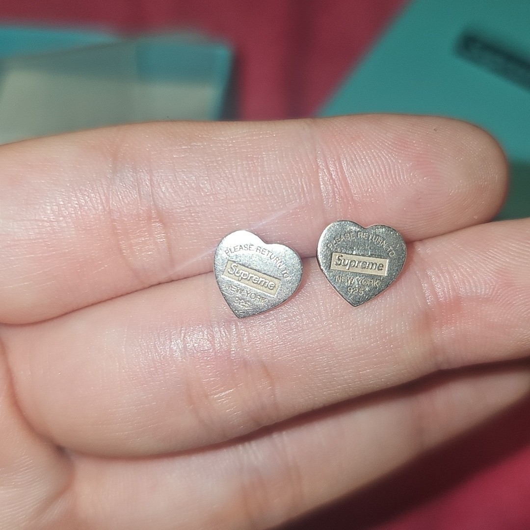 Supreme x Tiffany & Co. Heart Tag Stud Earrings Silver - 21FW 착용 스타일