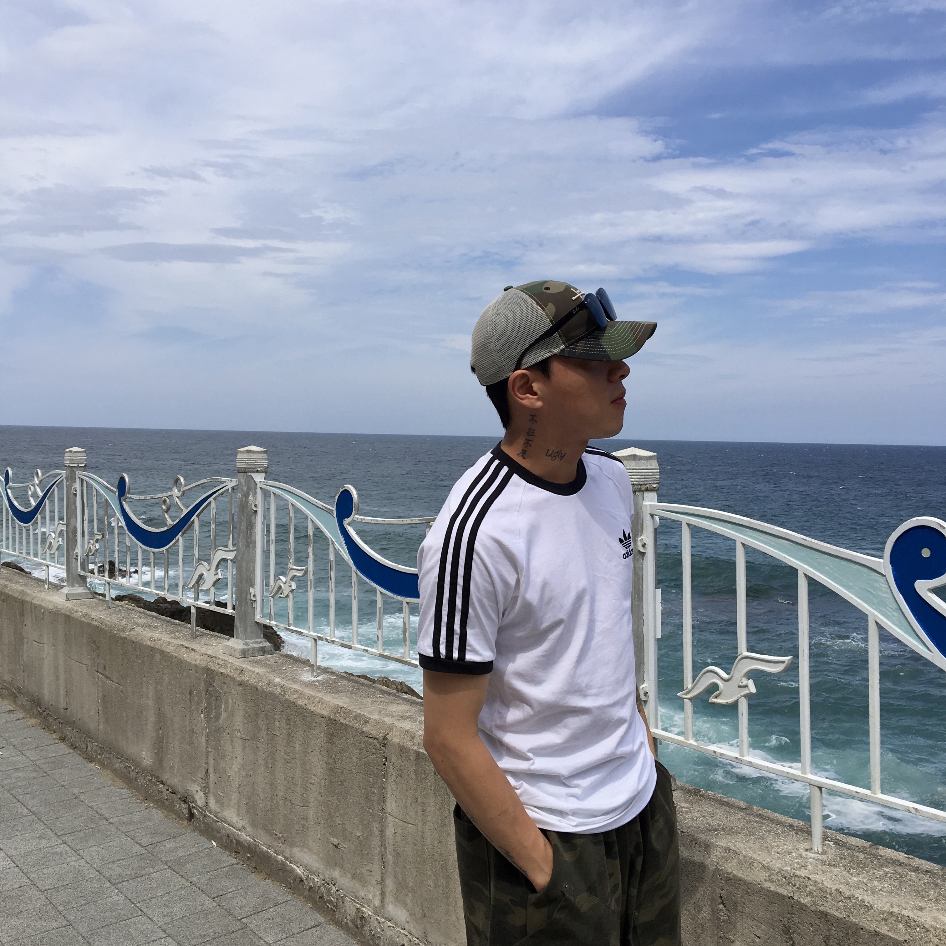 Adidas Adicolor Classics 3-Stripes T-Shirt White - KR Sizing, Stussy New Era 9twenty Basic Trucker Woodland Camo 착용 스타일 - 2