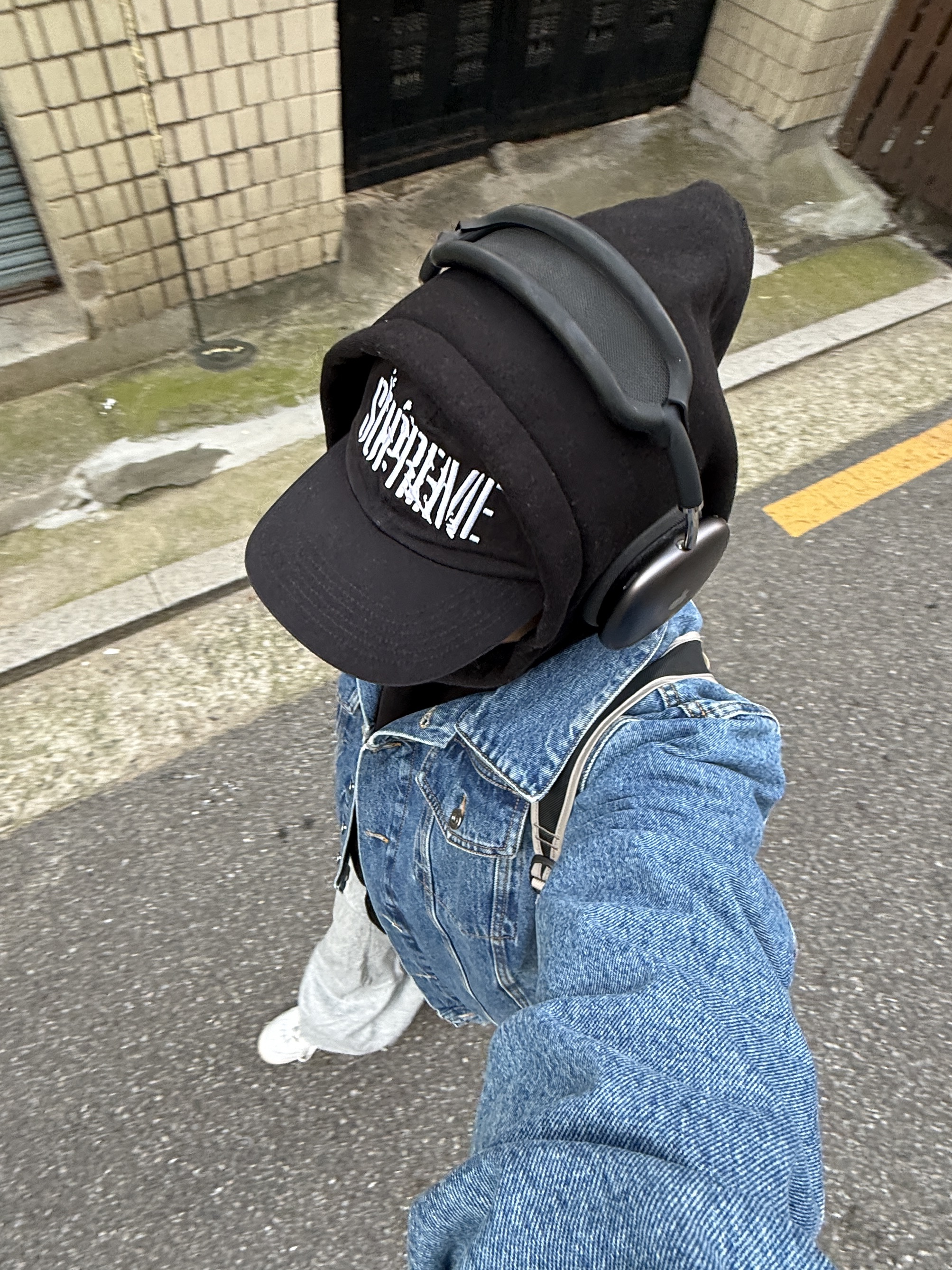 Nike x Supreme Air Force 1 Low White, IAB Studio Hoodie Black 착용 스타일 - 1