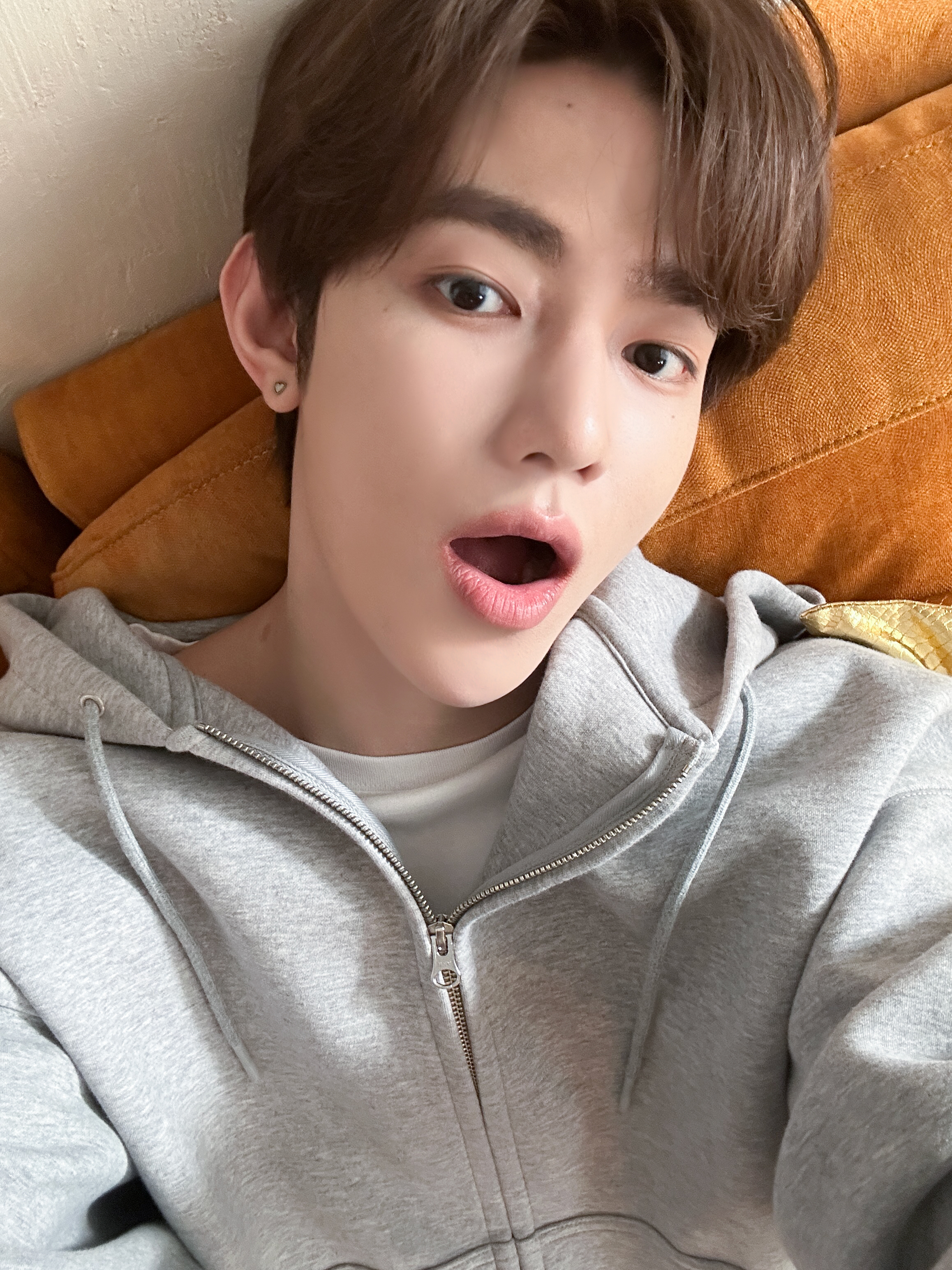 Nonnod Scuba Zip Hoodie Grey, Nonnod Scuba Zip Hoodie Black 착용 스타일 - 2