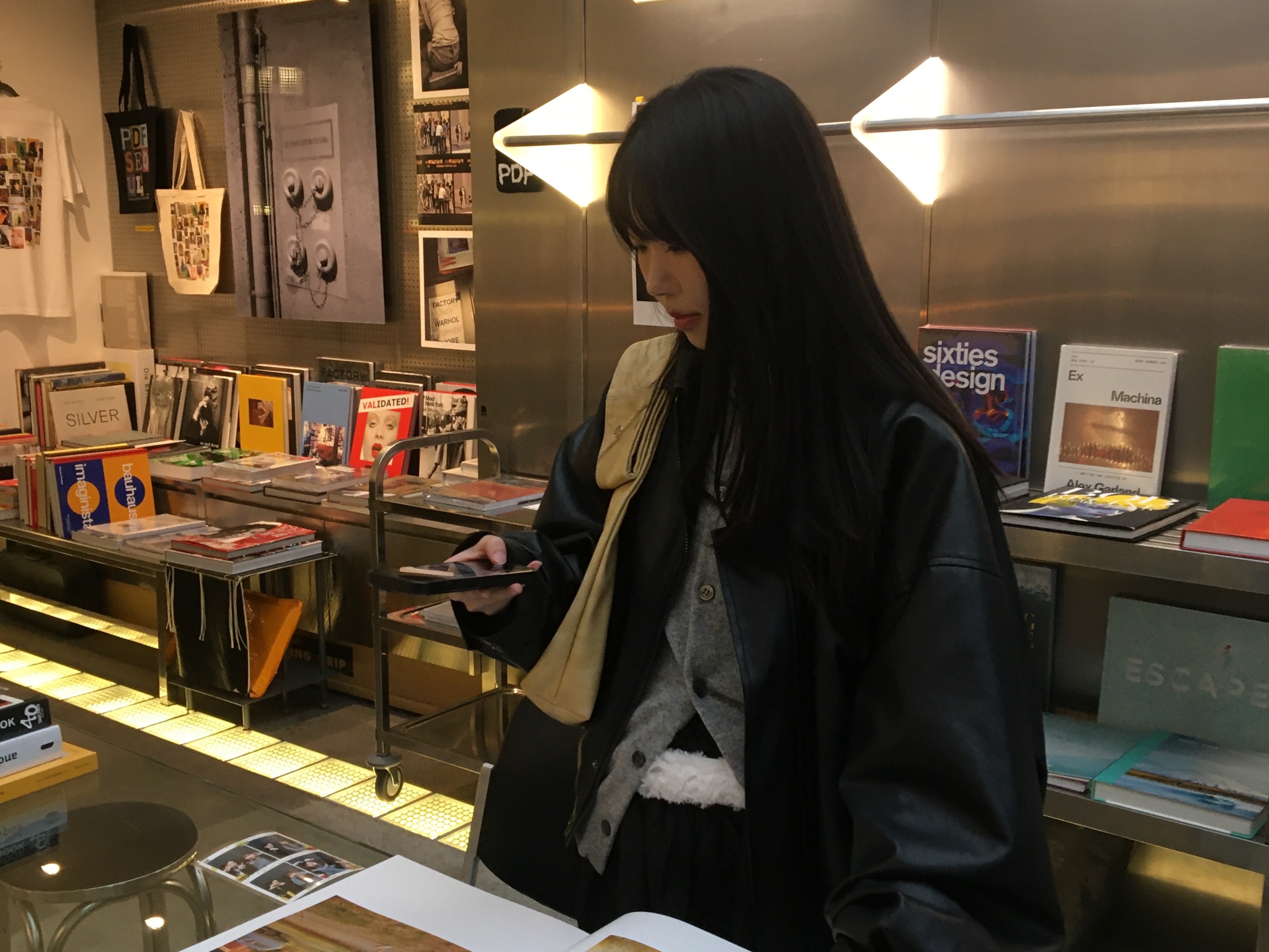 Play Comme des Garcons Black Heart Knit Cardigan Grey 착용 스타일