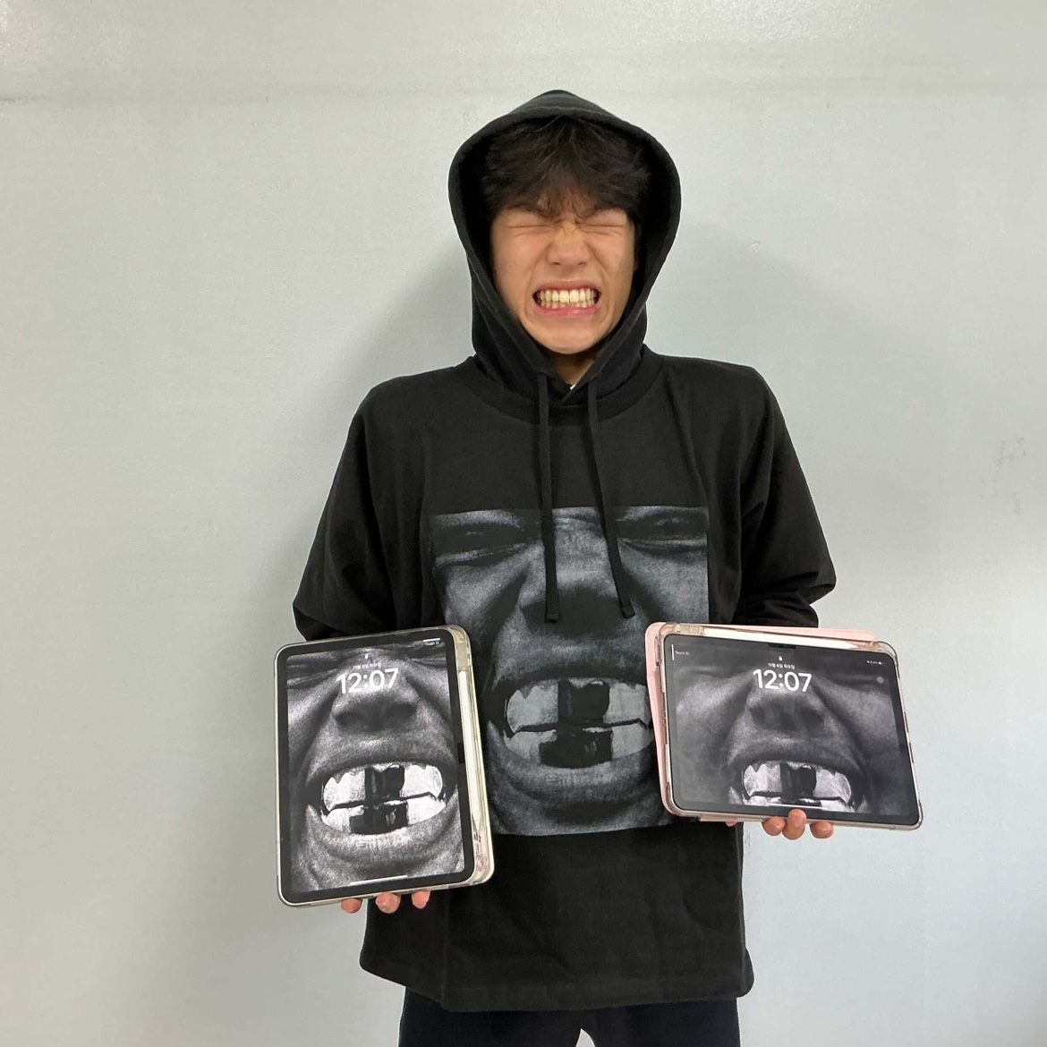 Yeezy Bully LS-01 Long Sleeve T-Shirt Black, Yeezy GR-01 Grillz Silver 착용 스타일