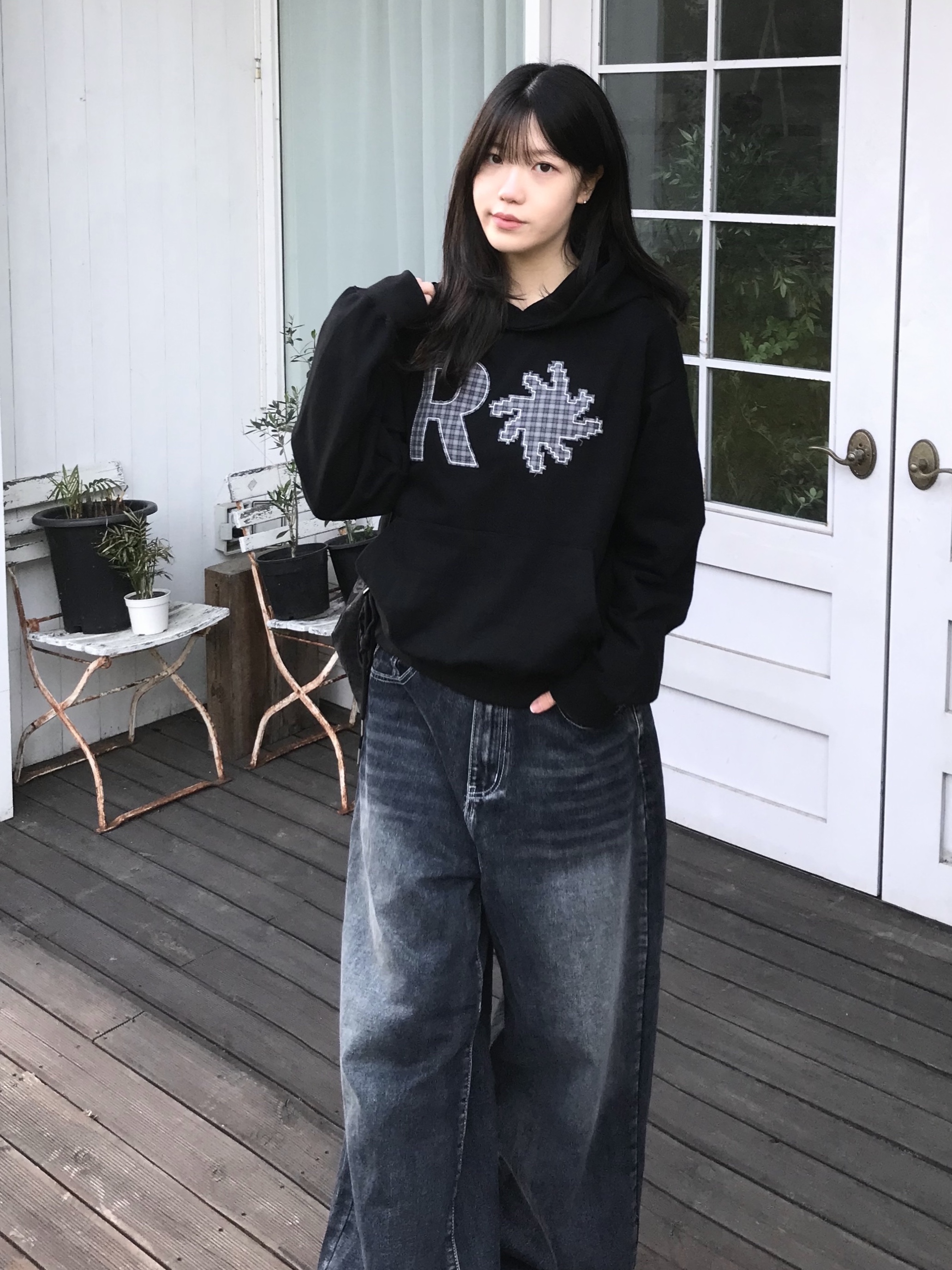 SLOW RECORD HOUSE Check Patch Hoodie Black 착용 스타일 - 2
