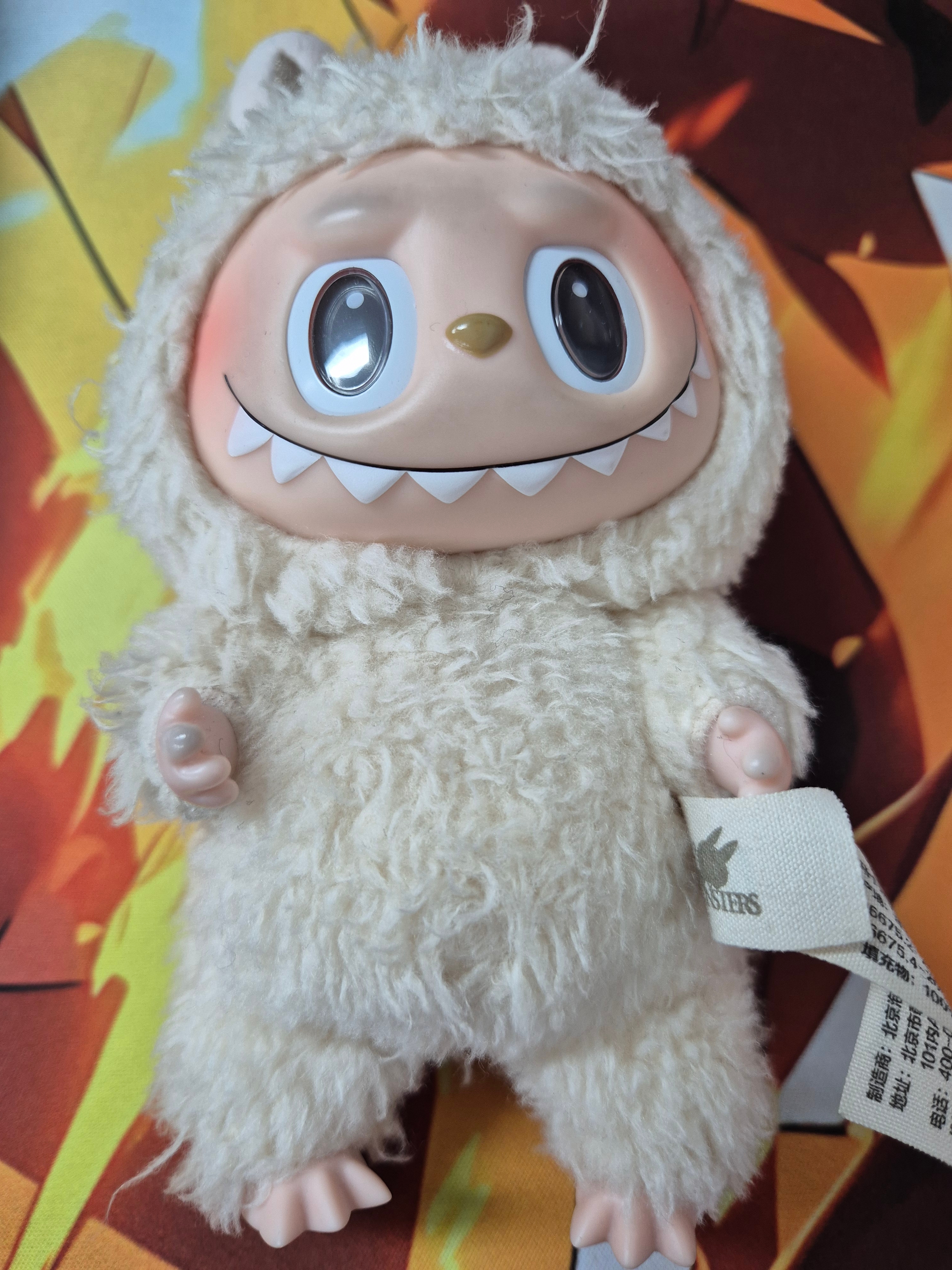 Pop Mart Labubu The Monsters Labubu Tasty Macarons Series Soymilk Keyring 착용 스타일