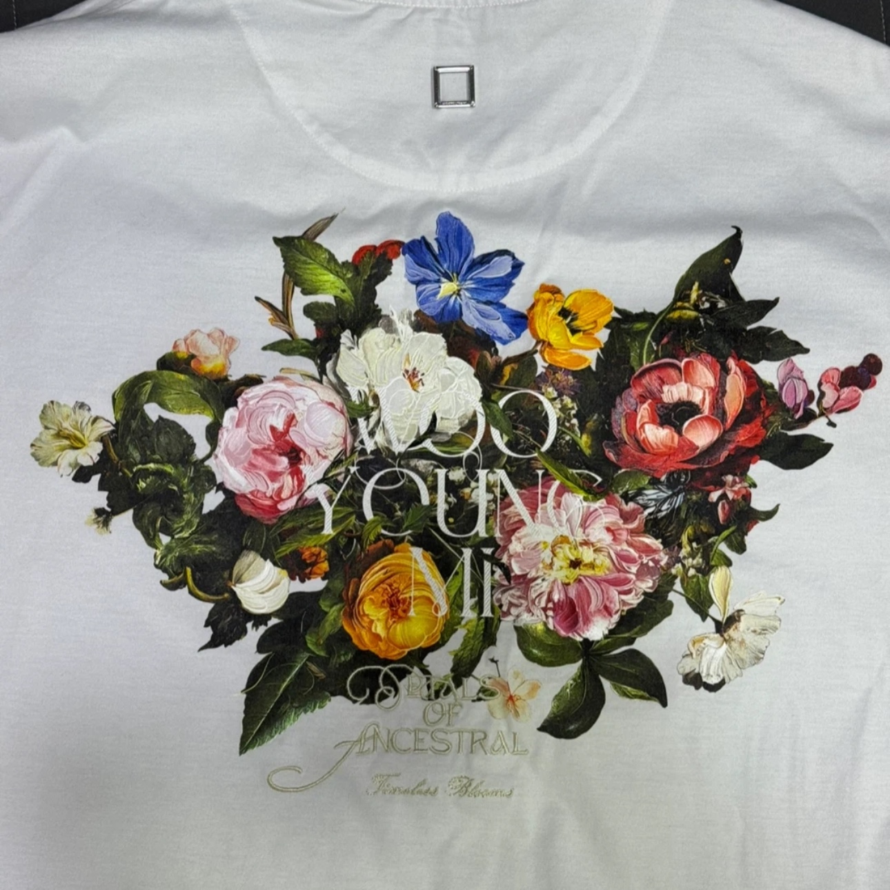 Wooyoungmi Flower Back Logo T-Shirt White - 25FW 착용 스타일