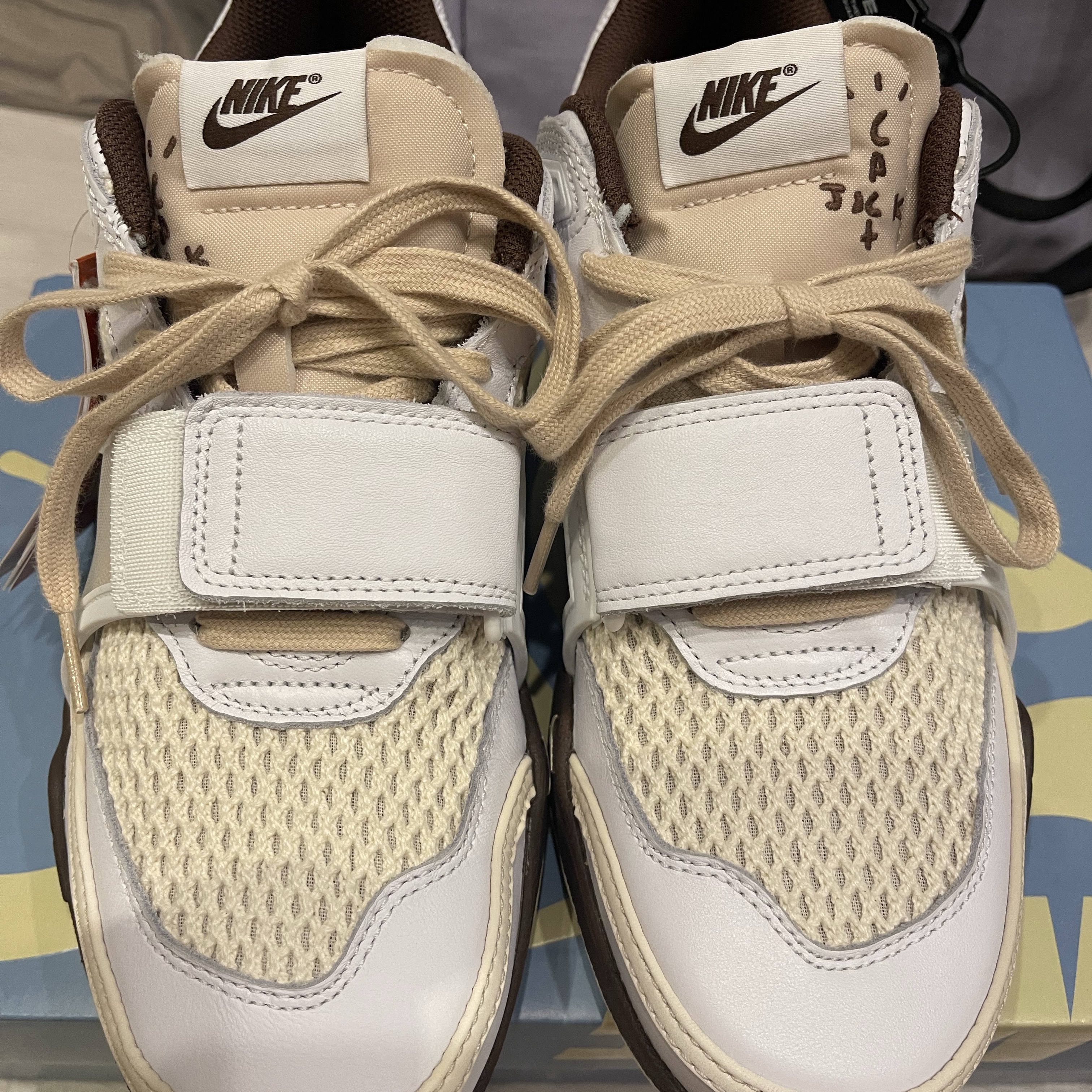 Nike x Travis Scott Zoom Field Jaxx White and Light Chocolate 착용 스타일 - 3