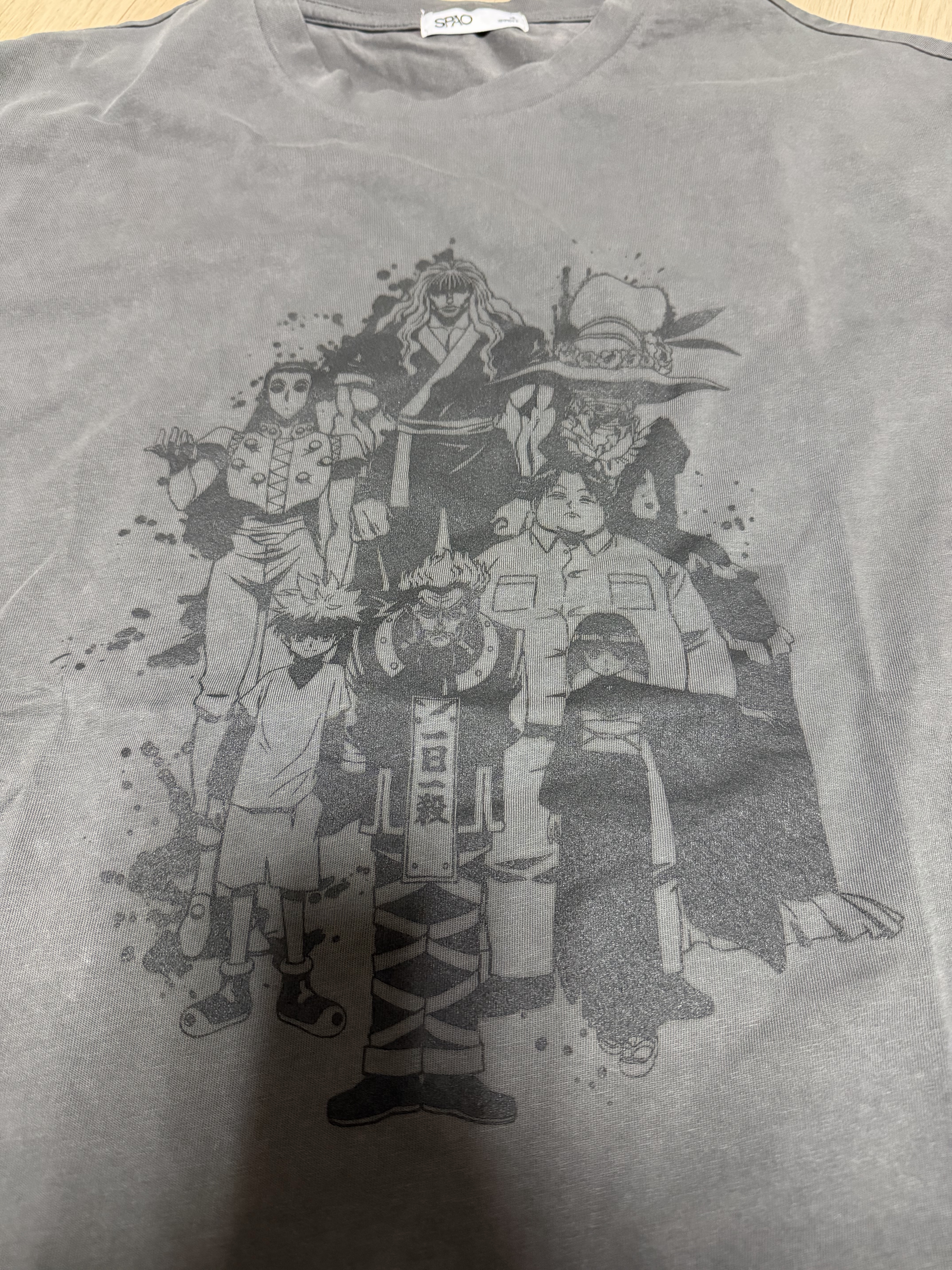 Spao x Hunter x Hunter T-Shirt Charcoal 착용 스타일