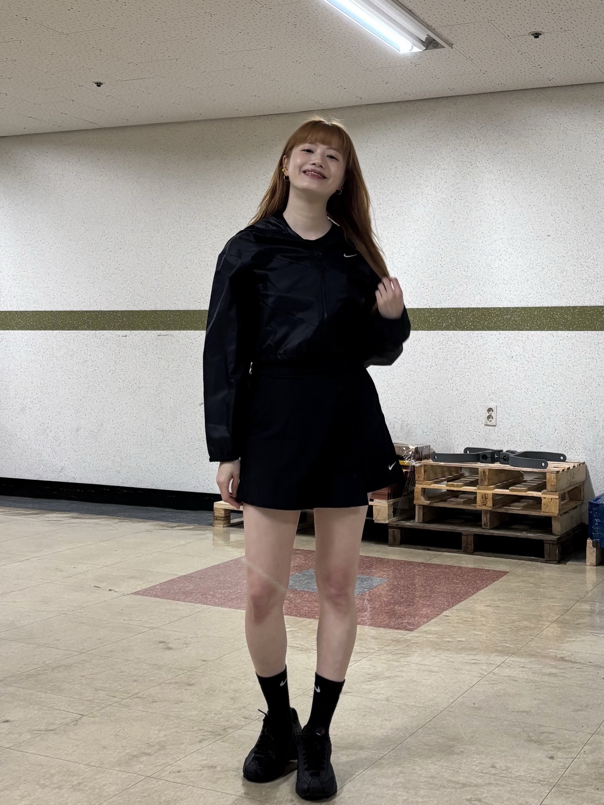 (W) Nike Shox R4 Black, (W) Nike NSW Windrunner Loose Woven Hooded Jacket Black White - Asia 착용 스타일 - 4