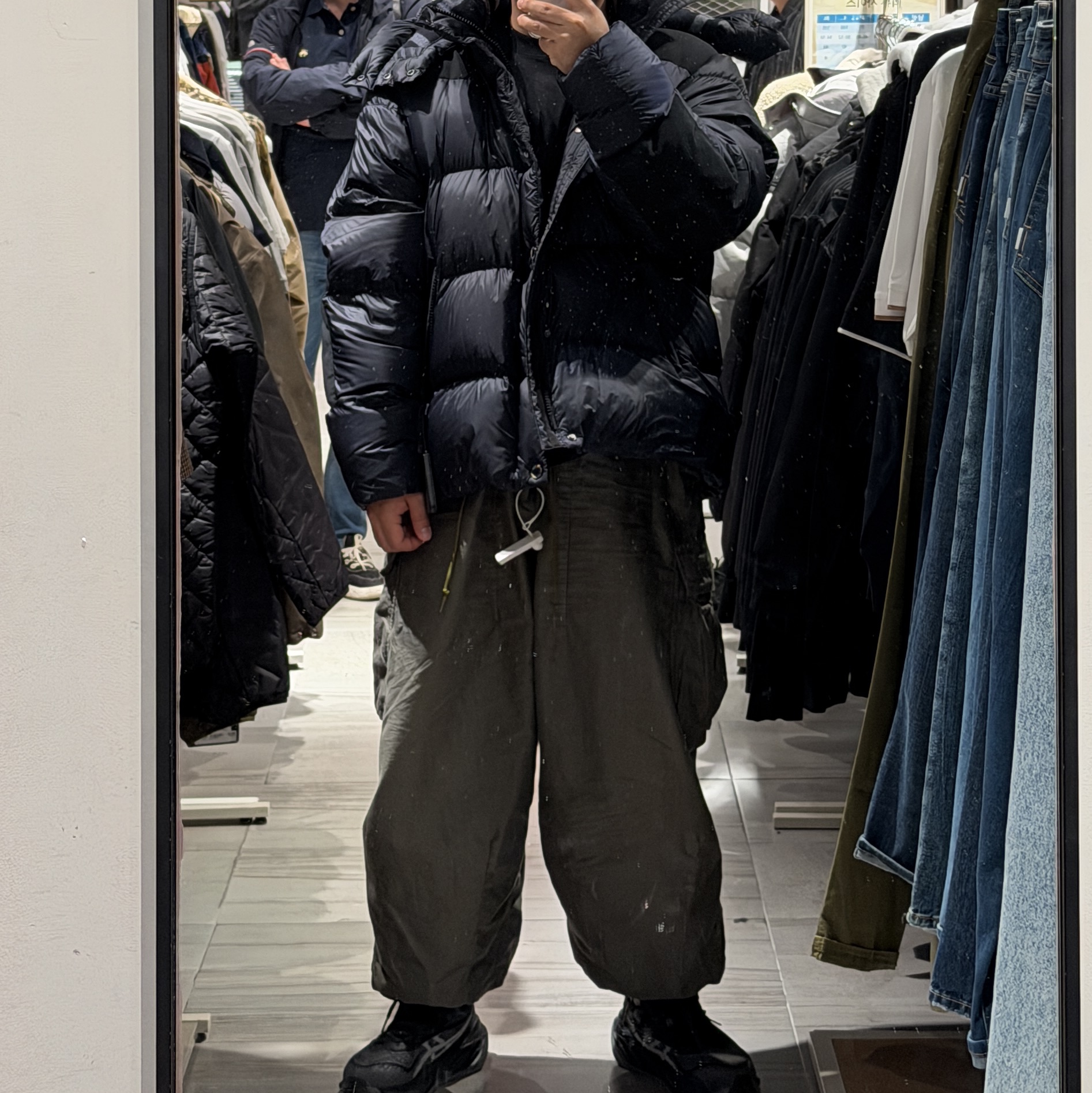 Burberry Quilted Logo Patch Hooded Padded Jacket Black 착용 스타일