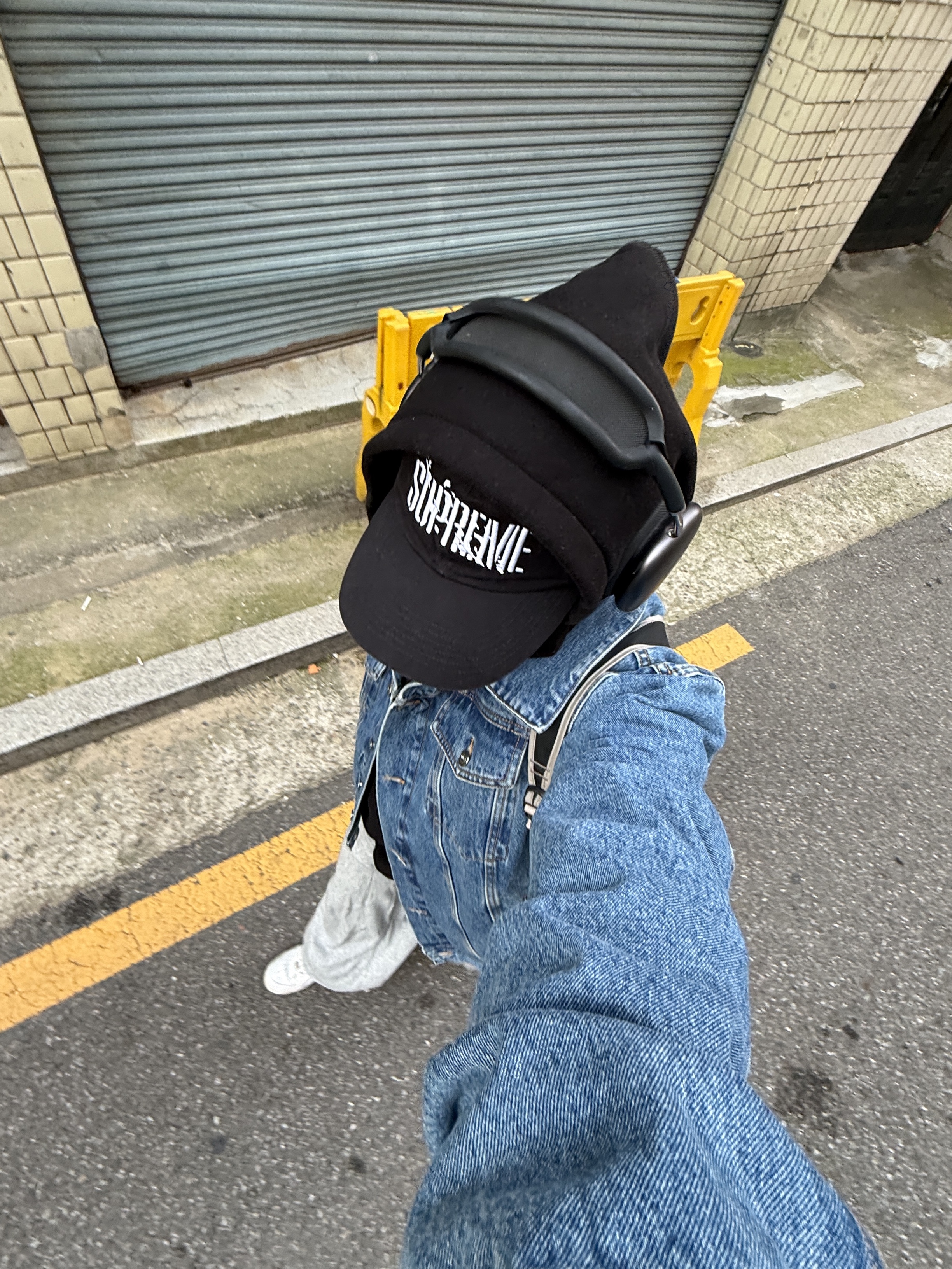 Nike x Supreme Air Force 1 Low White, IAB Studio Hoodie Black 착용 스타일 - 5