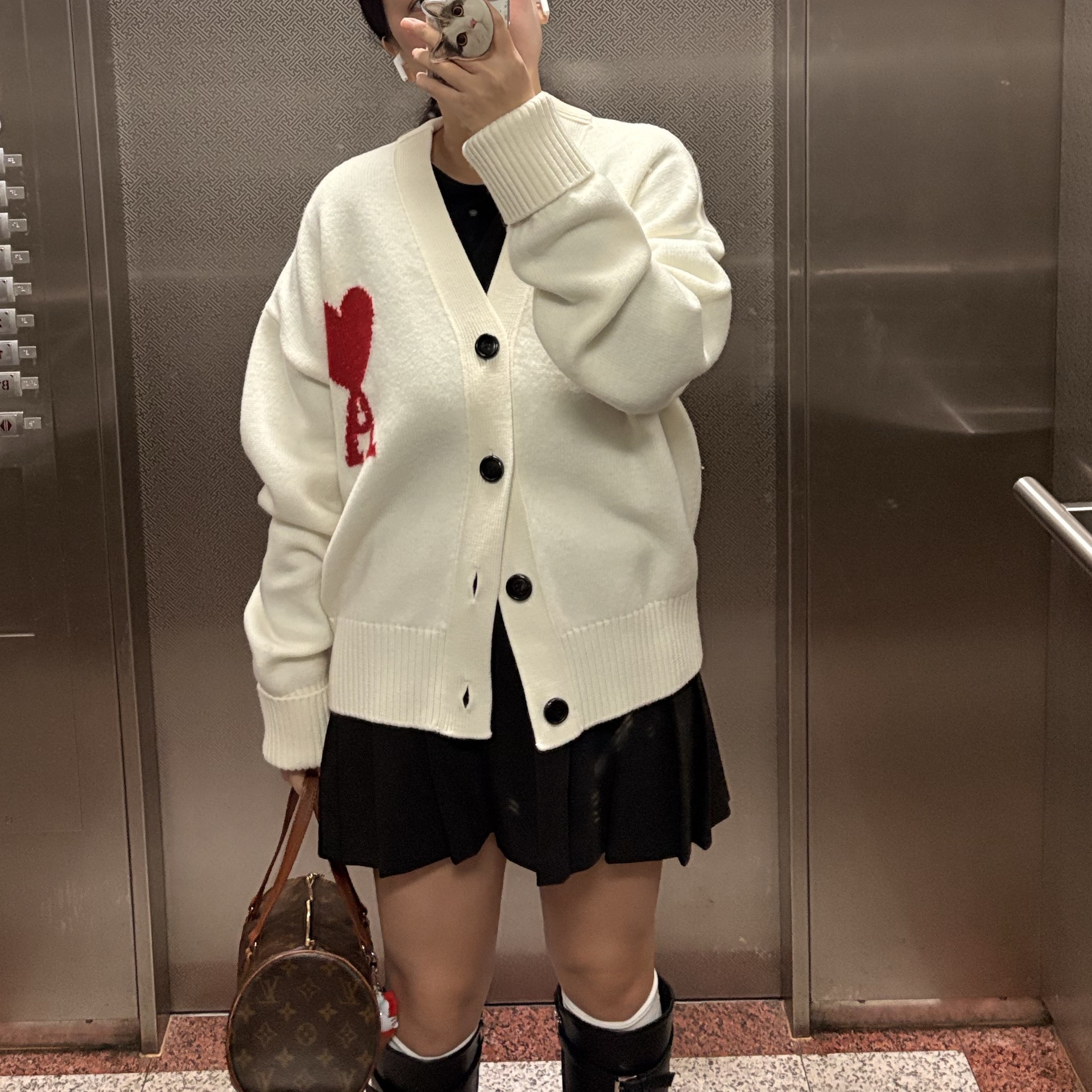 AMI de Coeur Oversize Intarsia Cardigan Off White Red 착용 스타일