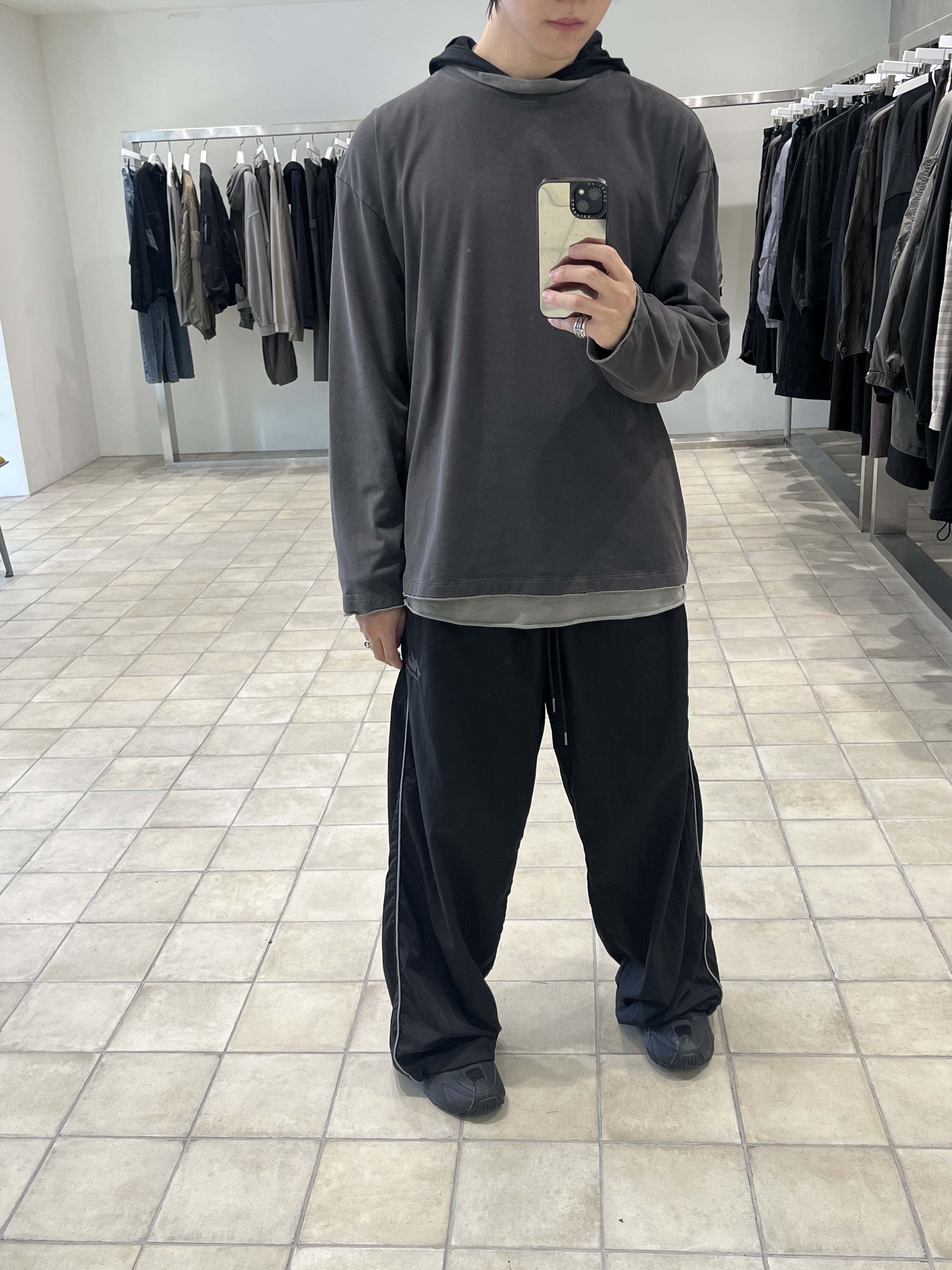 Polyteru Layered Long Sleeves Deep Charcoal + Sage 착용 스타일