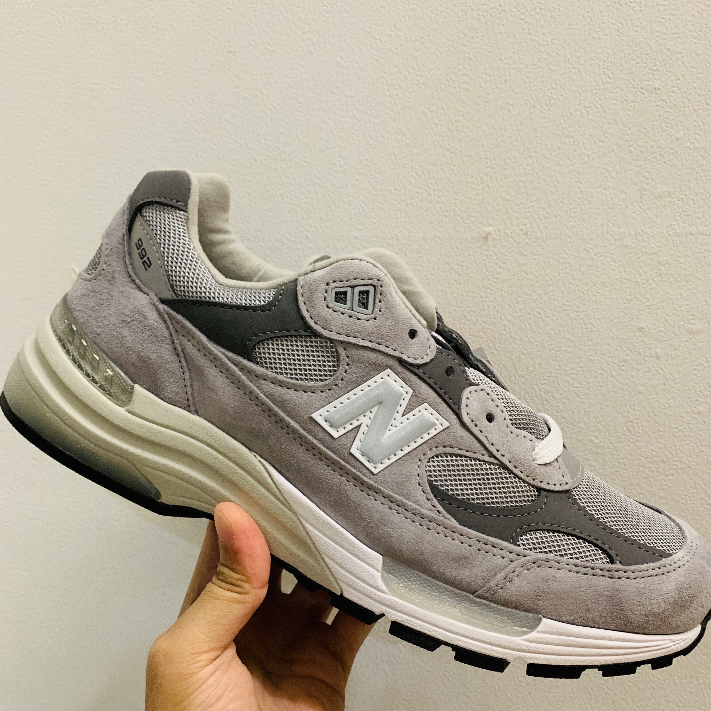 New Balance 992 Made in USA Core Grey Silver Metallic 착용 스타일