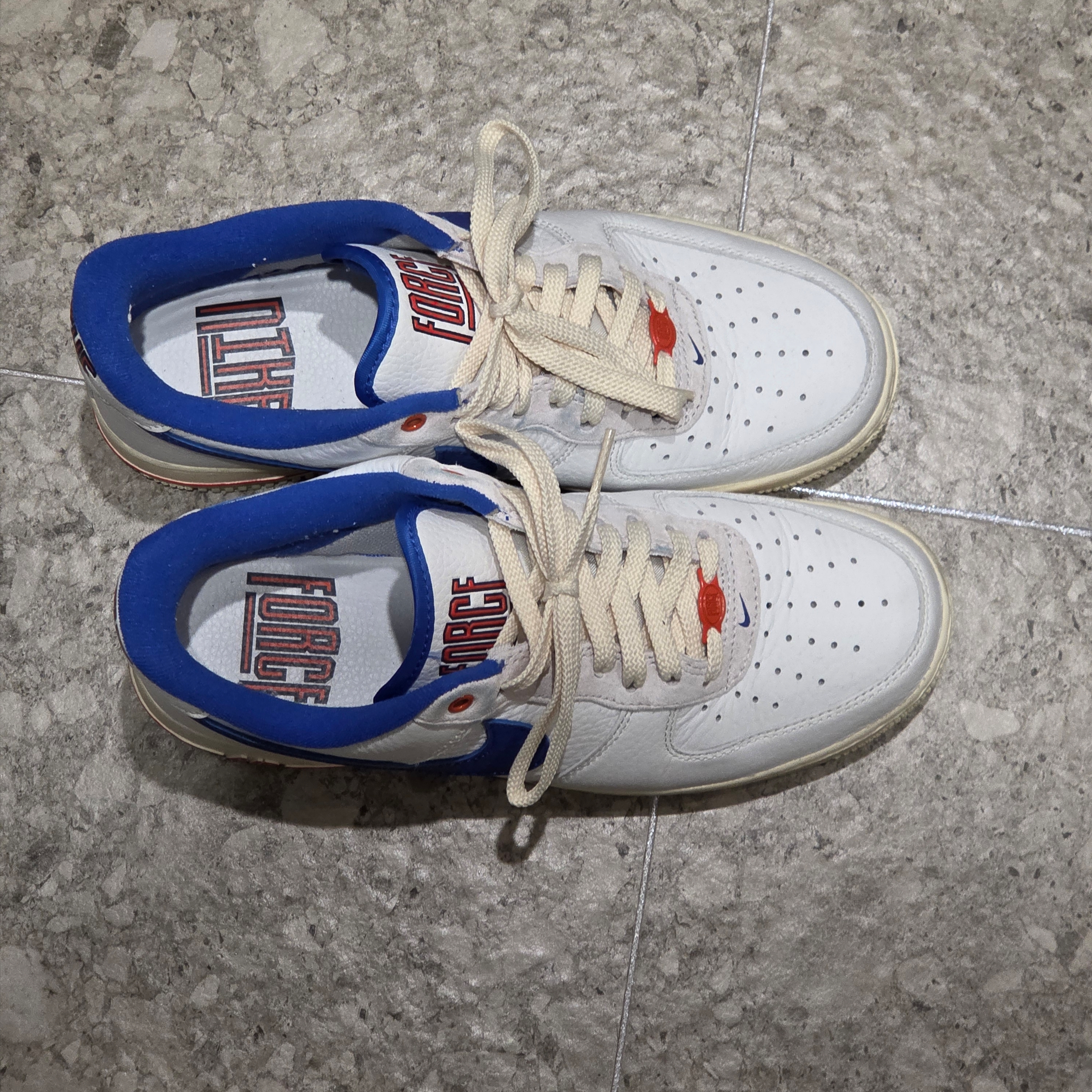 (W) Nike Air Force 1 '07 LX University Blue and Summit White 착용 스타일