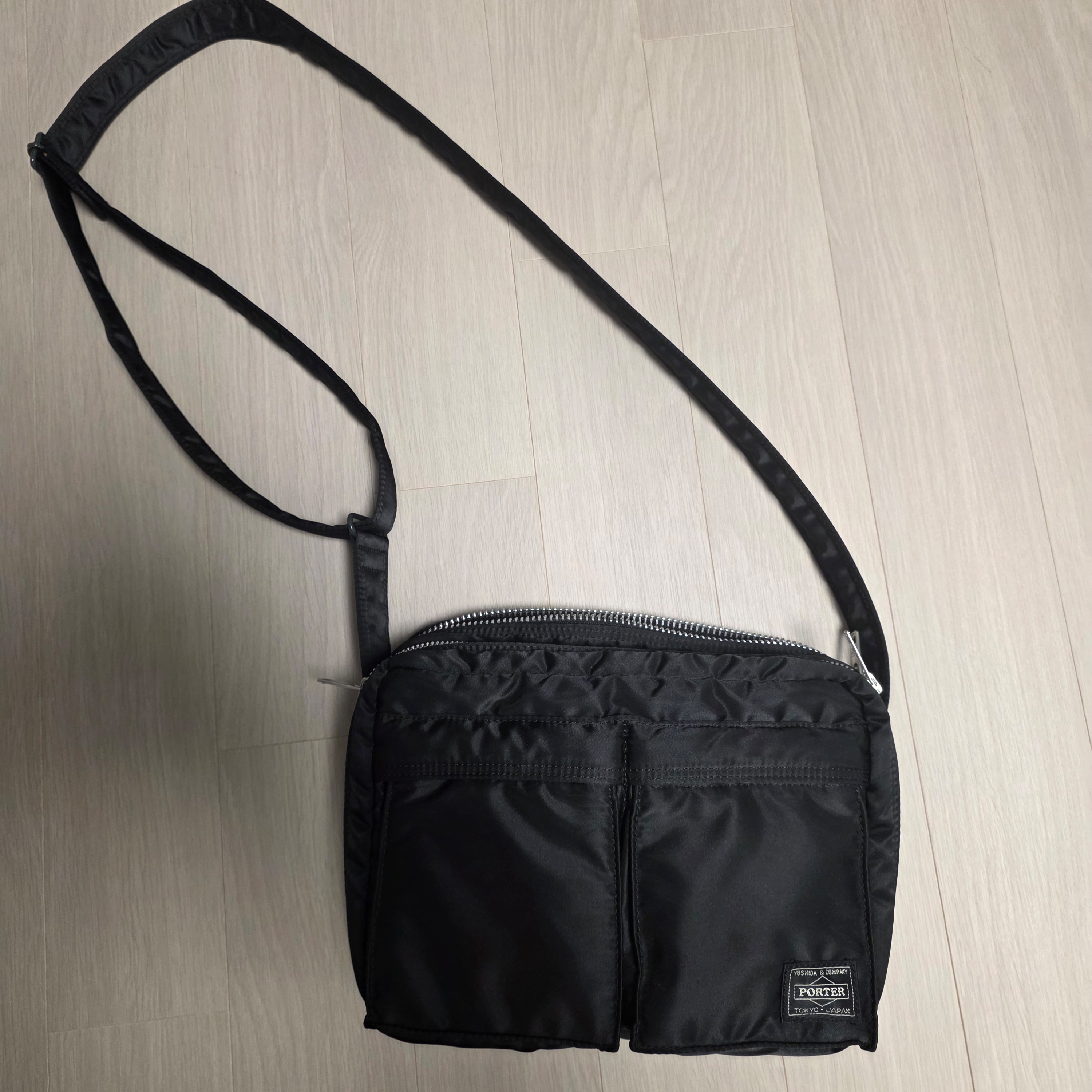 Porter Tanker Shoulder Bag S Black 착용 스타일