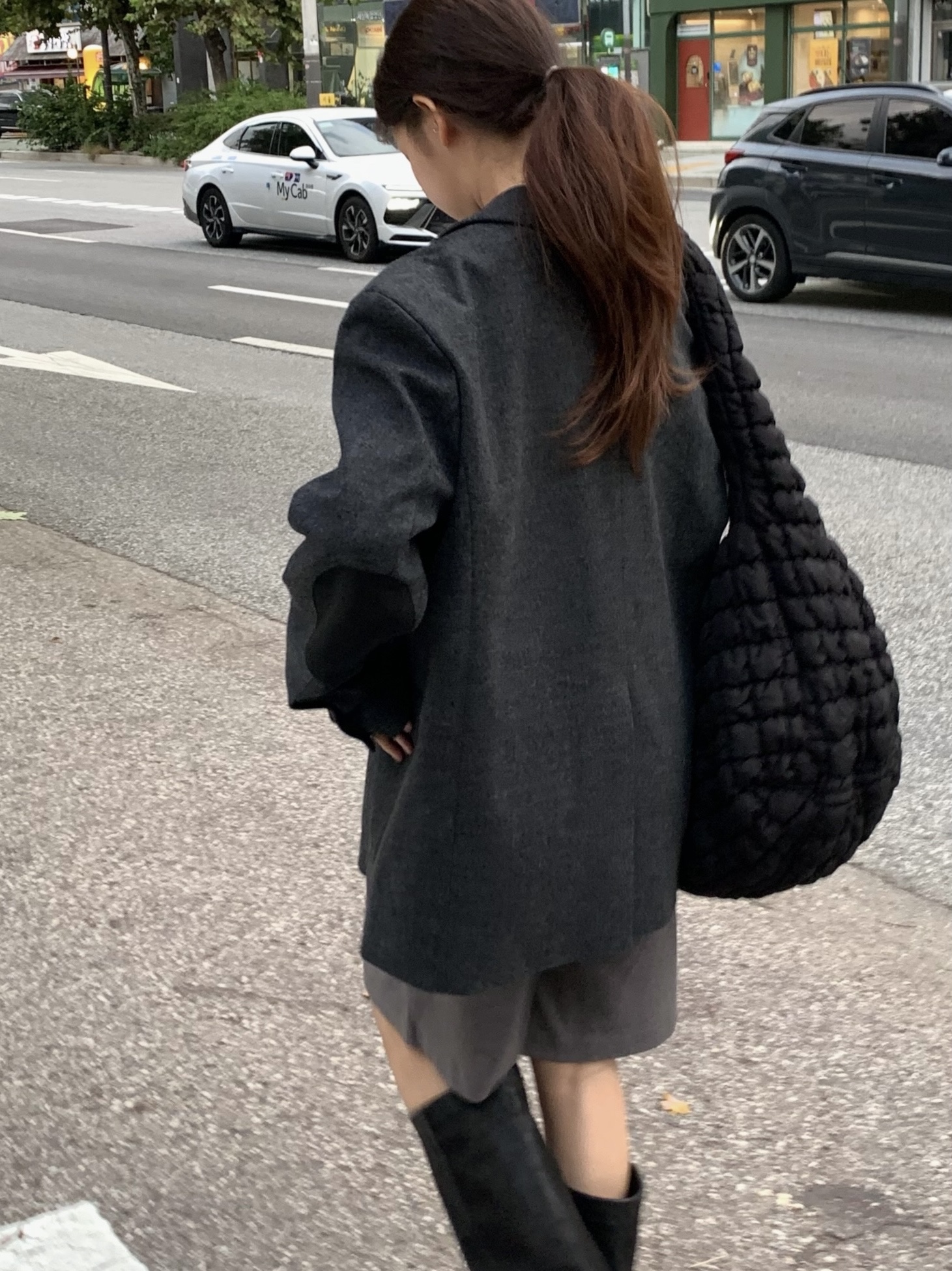 COS Quilted Oversized Shoulder Bag Black 착용 스타일 - 2