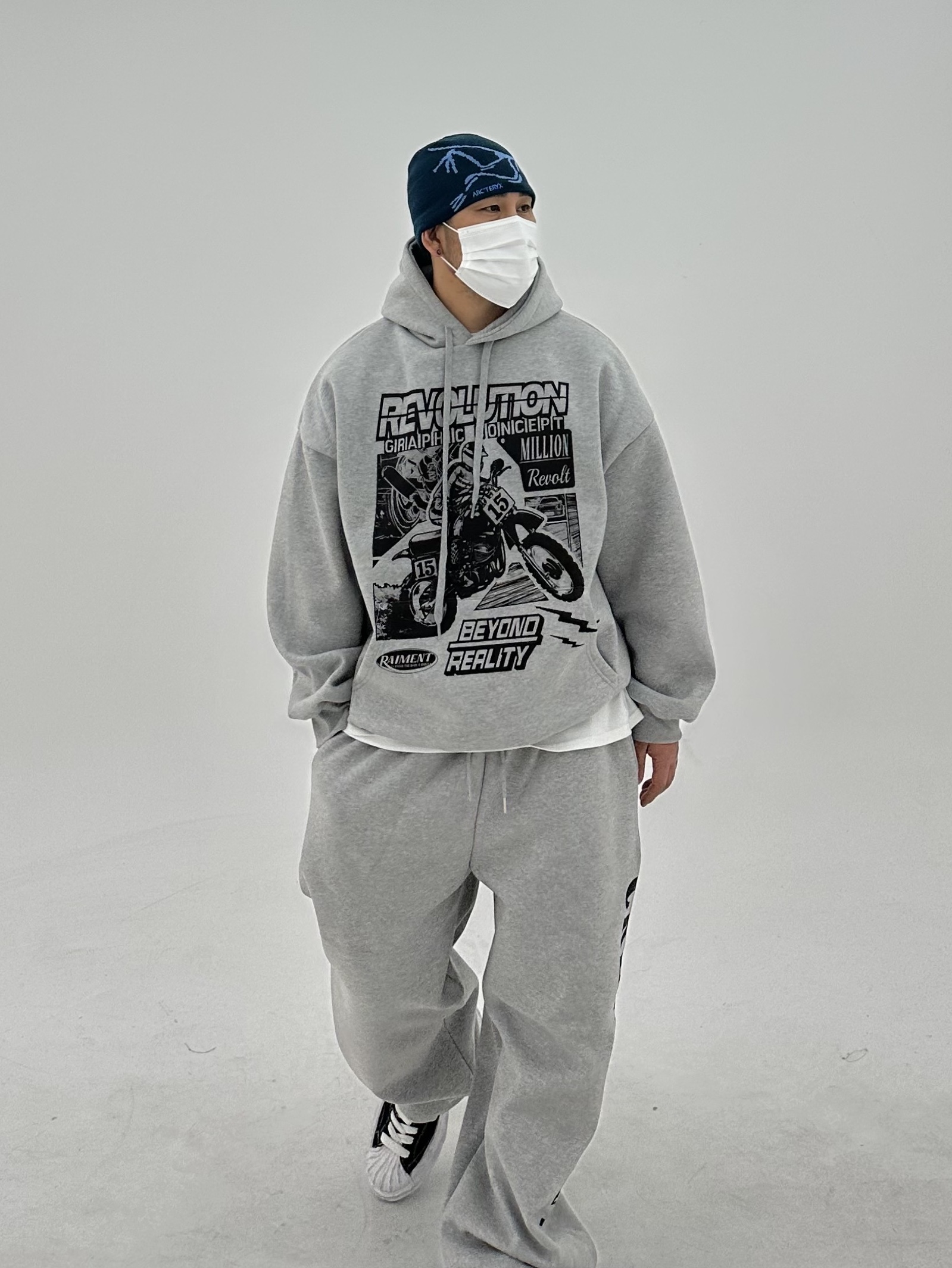 Arc'teryx Bird Head Toque Nightscape Glacial, Maison Mihara Yasuhiro Blakey OG Sole Canvas Low-top Sneakers Black White 착용 스타일 - 1