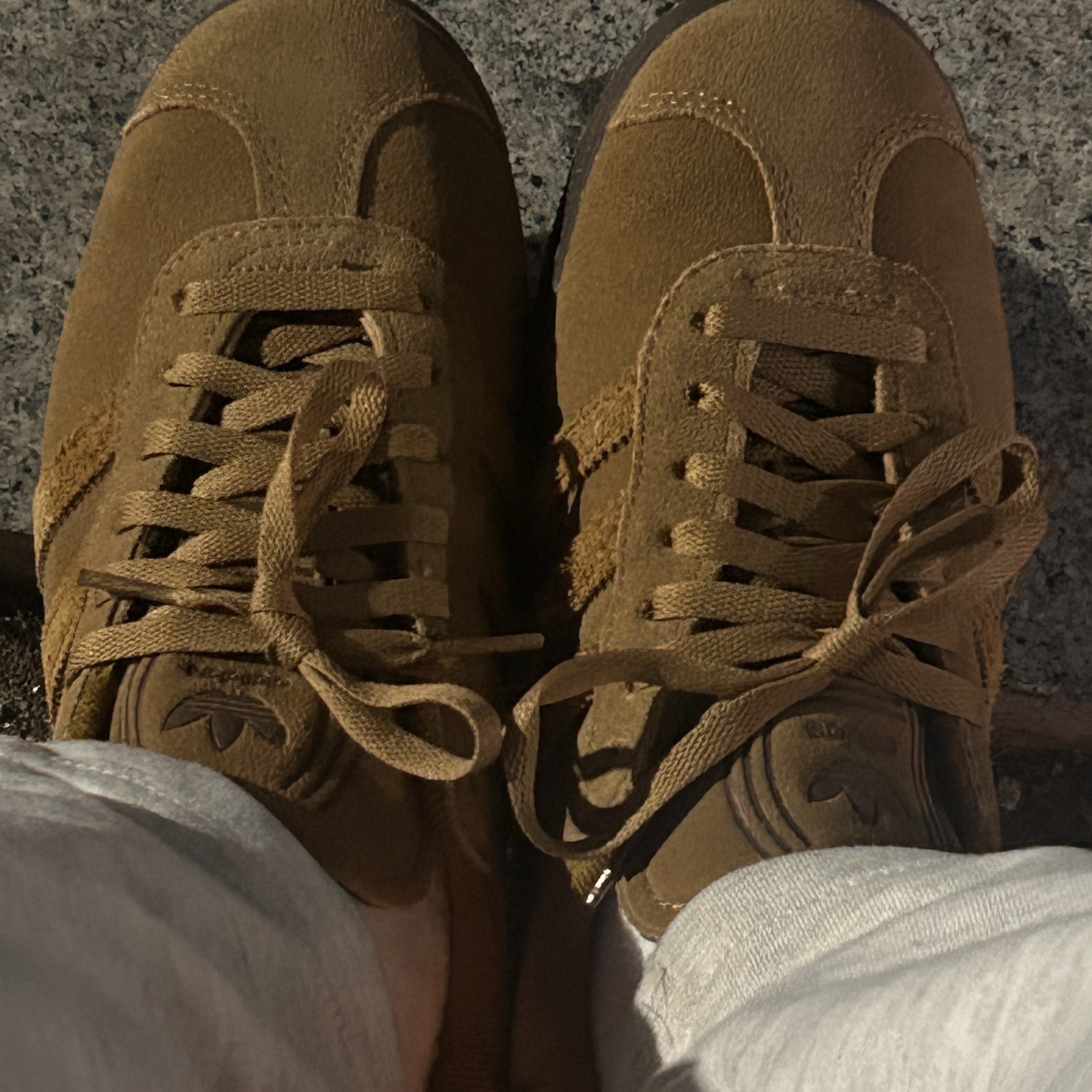 Adidas Gazelle Brown Desert Bronze Strata 착용 스타일