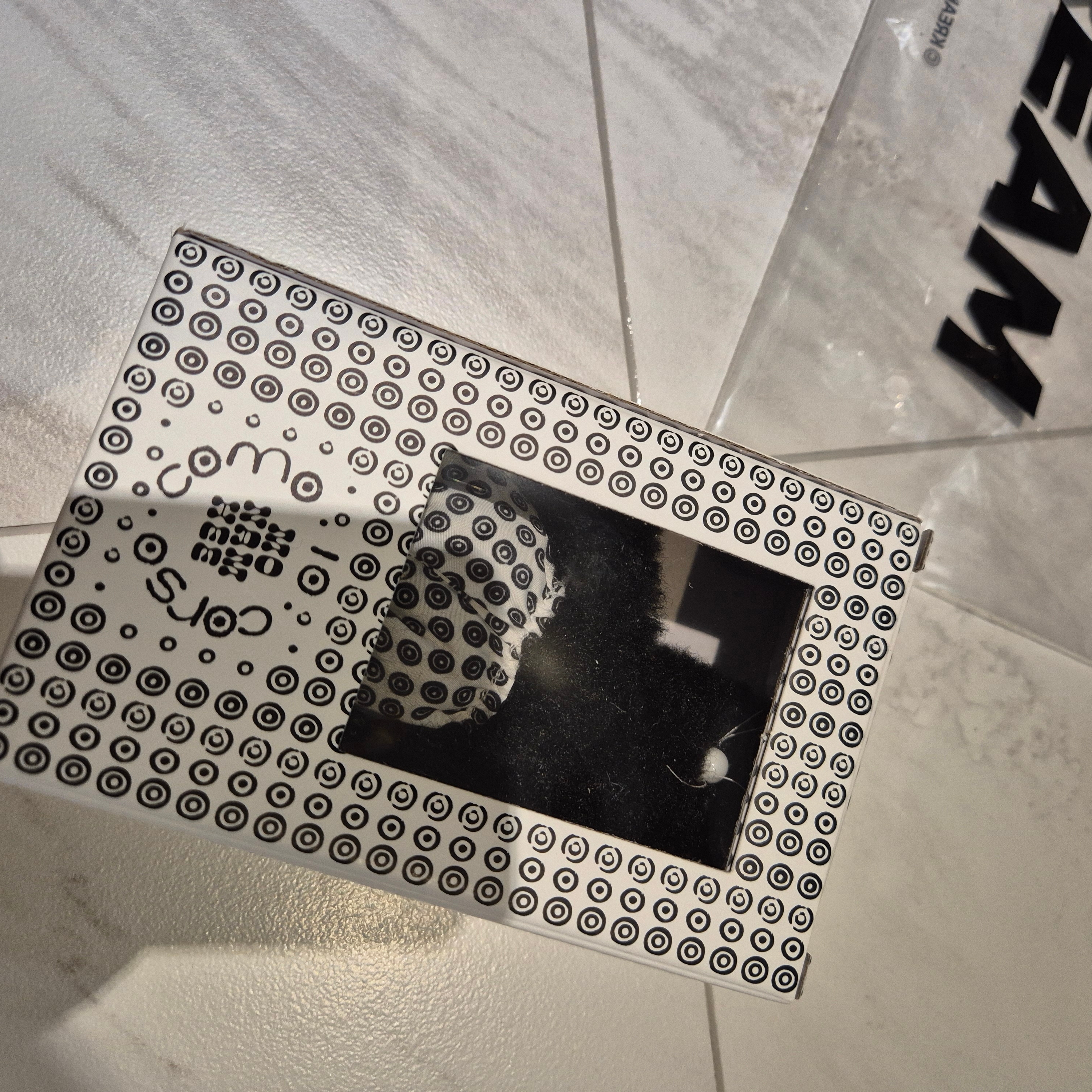 Monamhee x 10 Corso Como Bianco Keyring Black 착용 스타일 - 4