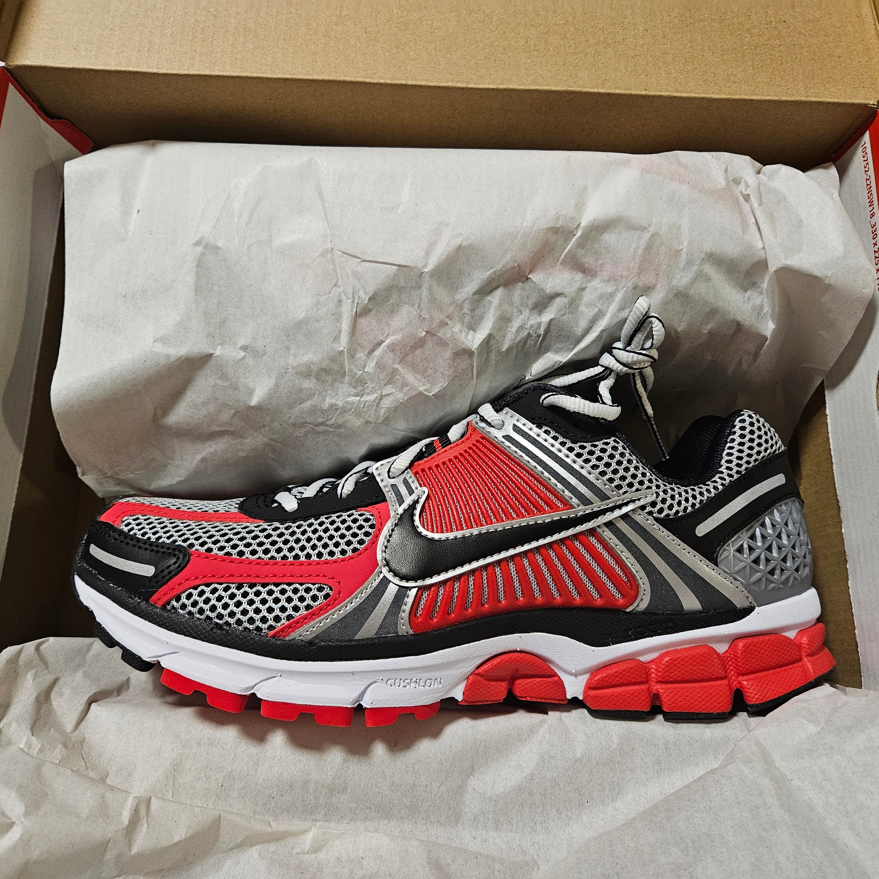 Nike Zoom Vomero 5 Metallic Silver University Red 착용 스타일