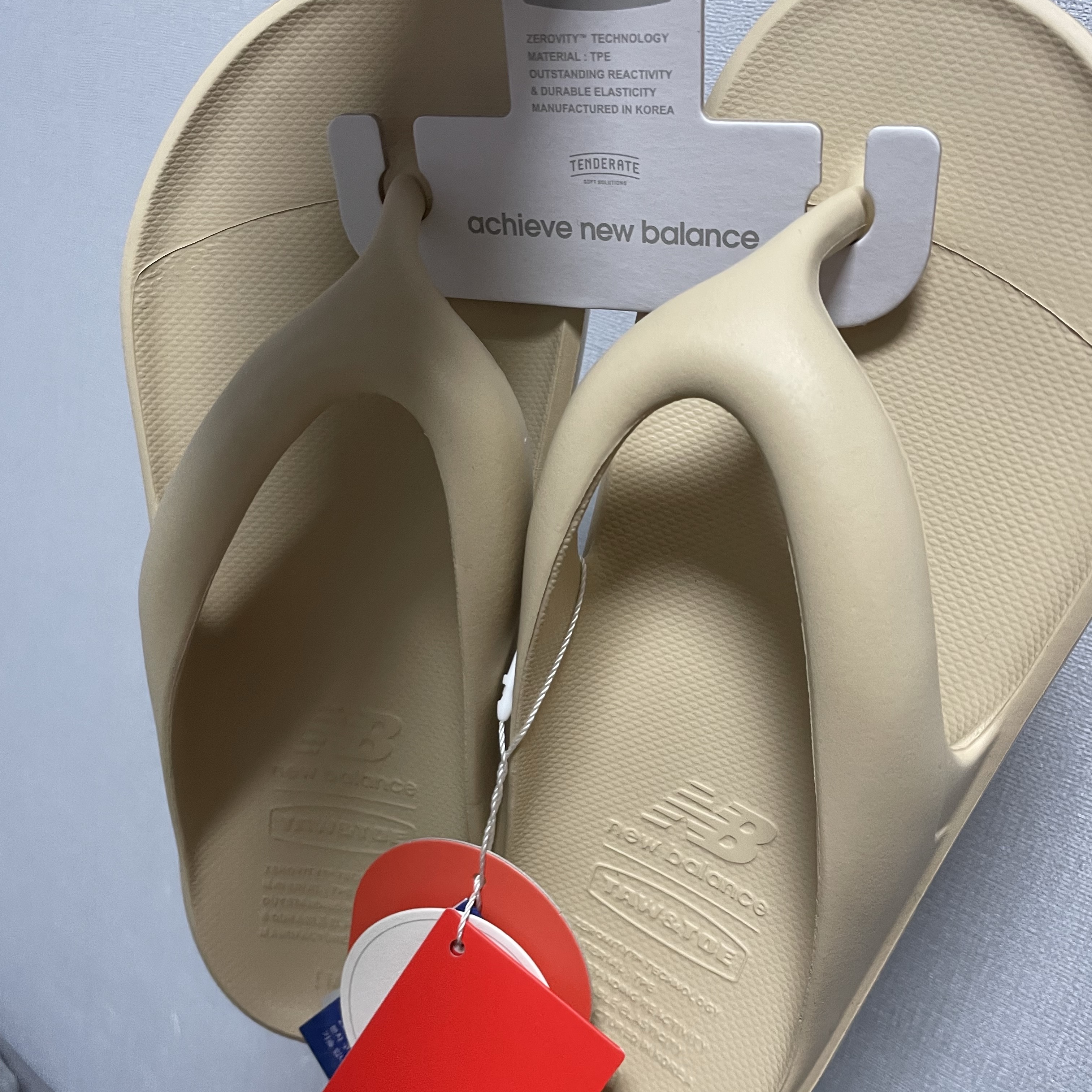 New Balance Flip Flop Ivory 착용 스타일