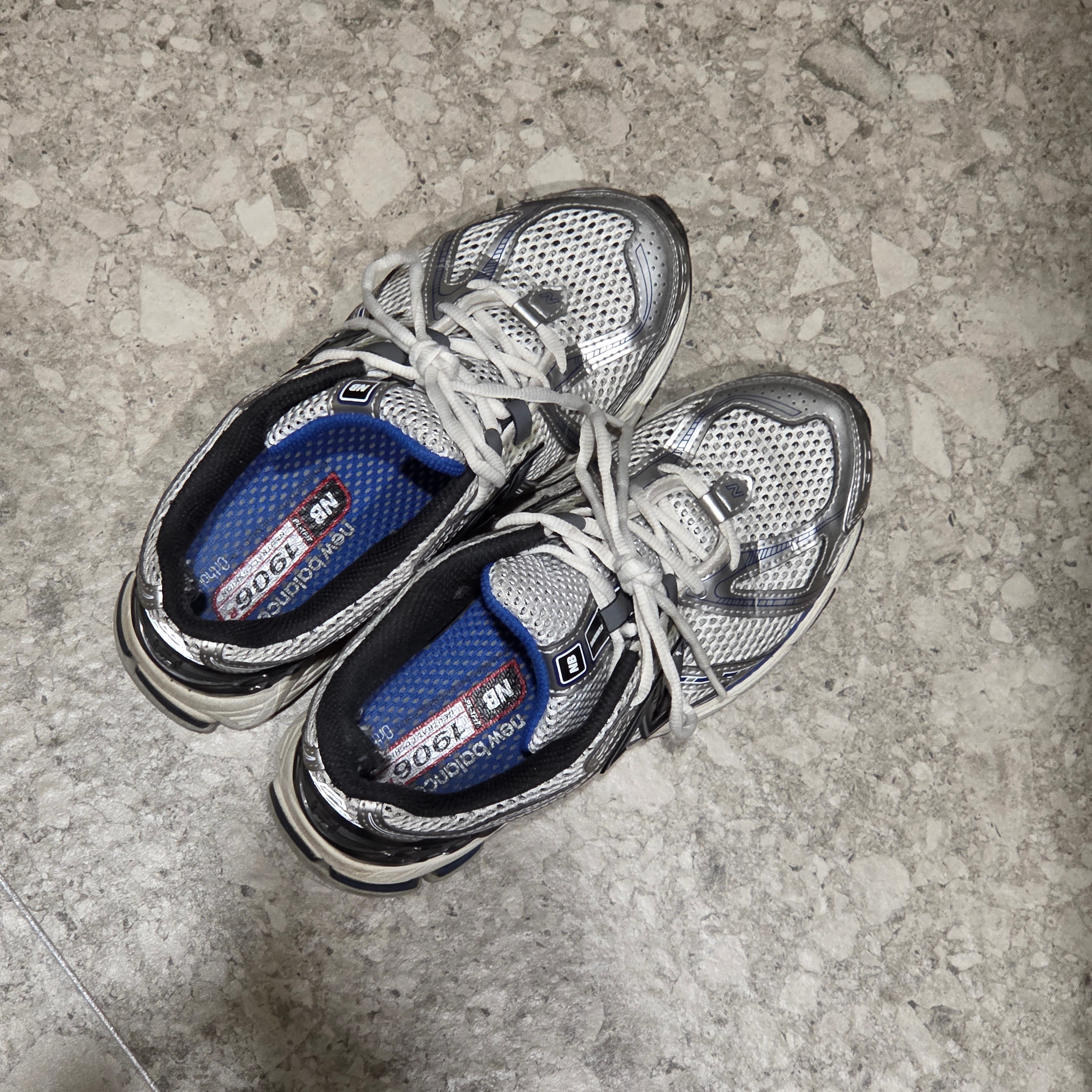New Balance 1906R Silver Metallic 착용 스타일