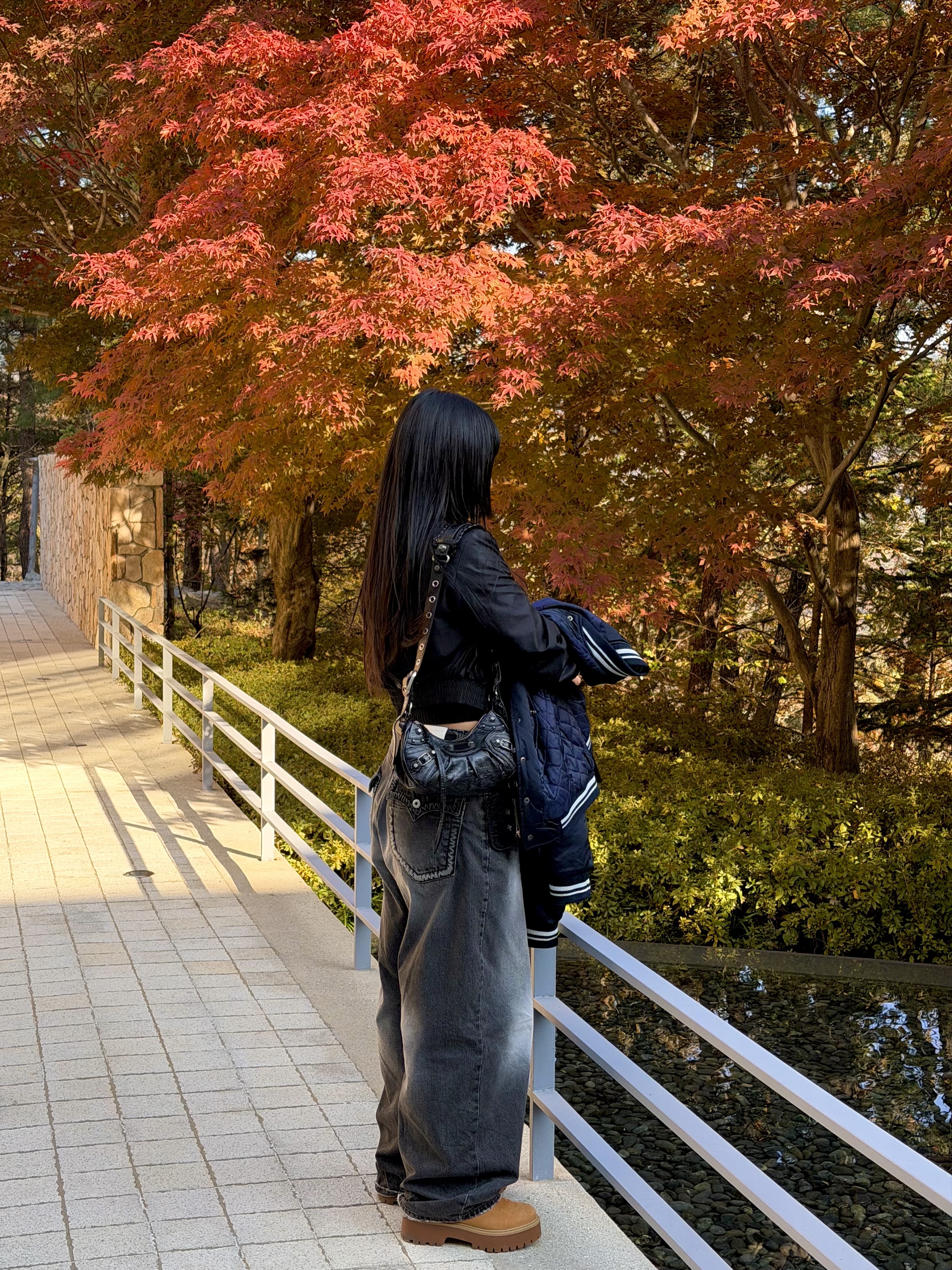 Balenciaga Arena Lambskin Le Cagole XS Shoulder Bag Black 착용 스타일