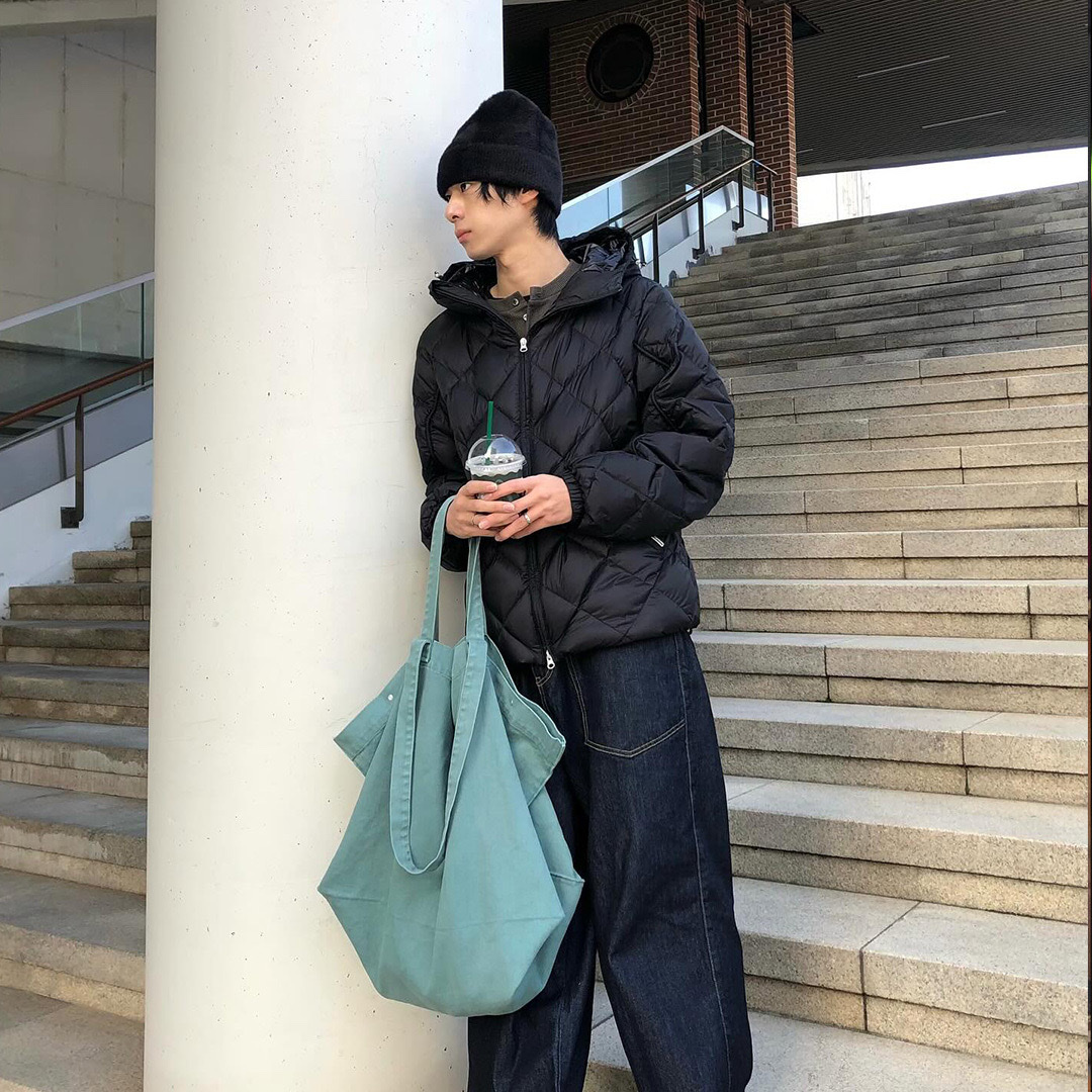 Thevinylhouse Light Weight Down Black 착용 스타일