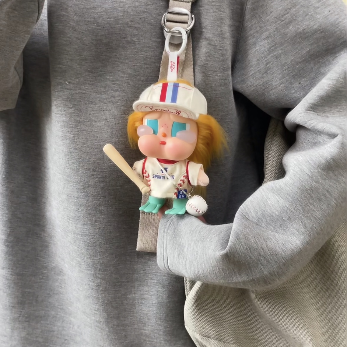 Pop Mart Crybaby Vacation Mode On Series Vinyl Plush Pendant Glug-Glug (Opened Case) 착용 스타일