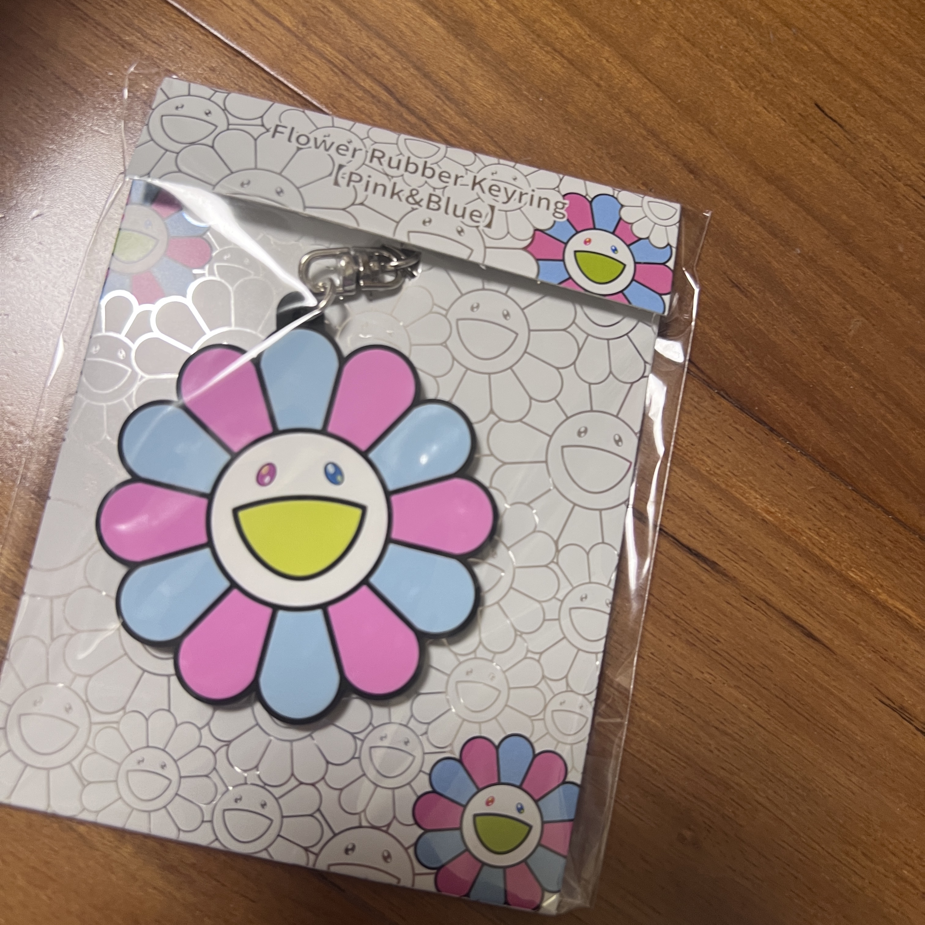 Kaikai Kiki Flower Rubber Keyring Pink Blue 착용 스타일