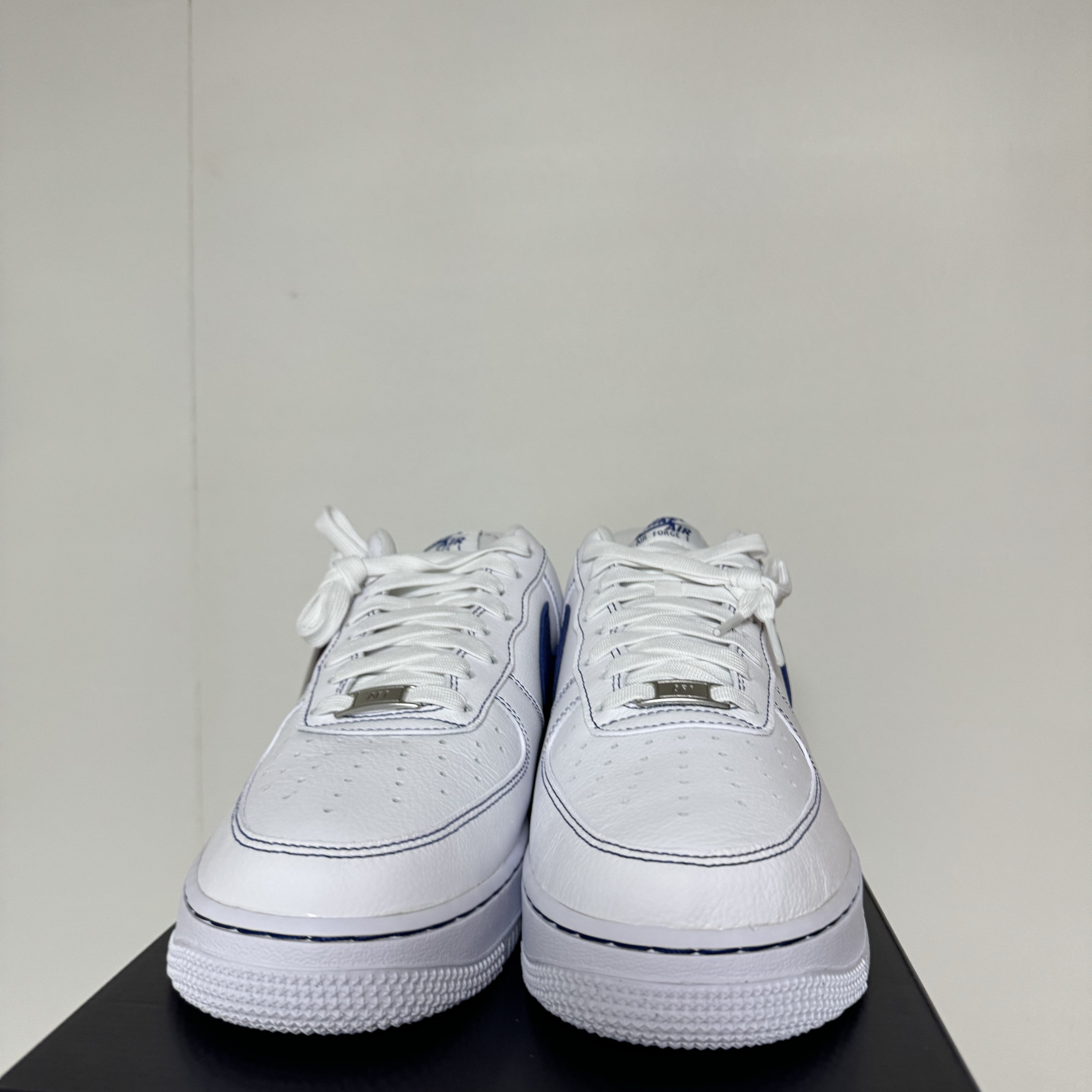 Nike Air Force 1 '07 LV8 White Deep Royal Blue 착용 스타일