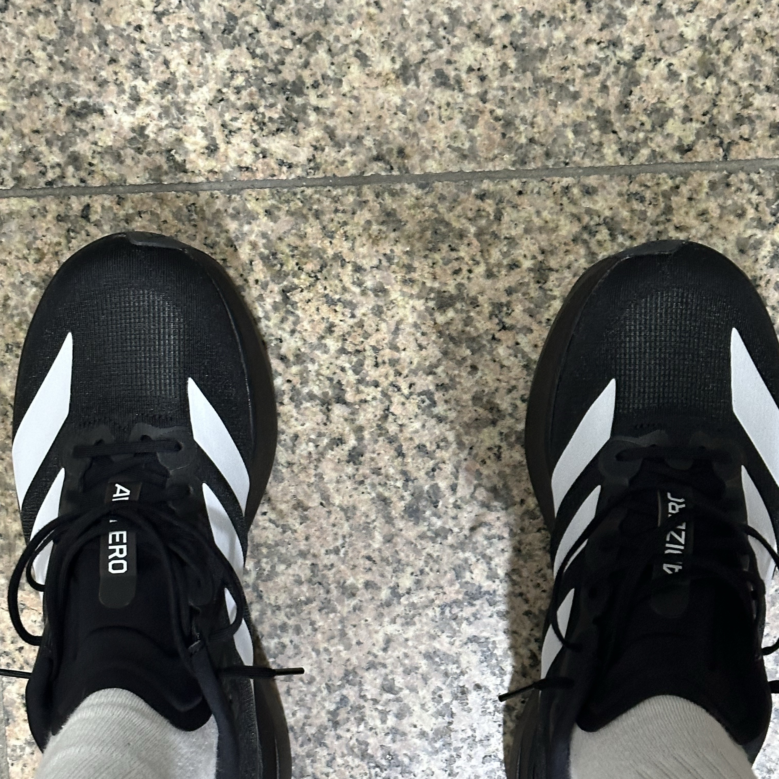 Adidas Adizero EVO SL Core Black Cloud White 착용 스타일