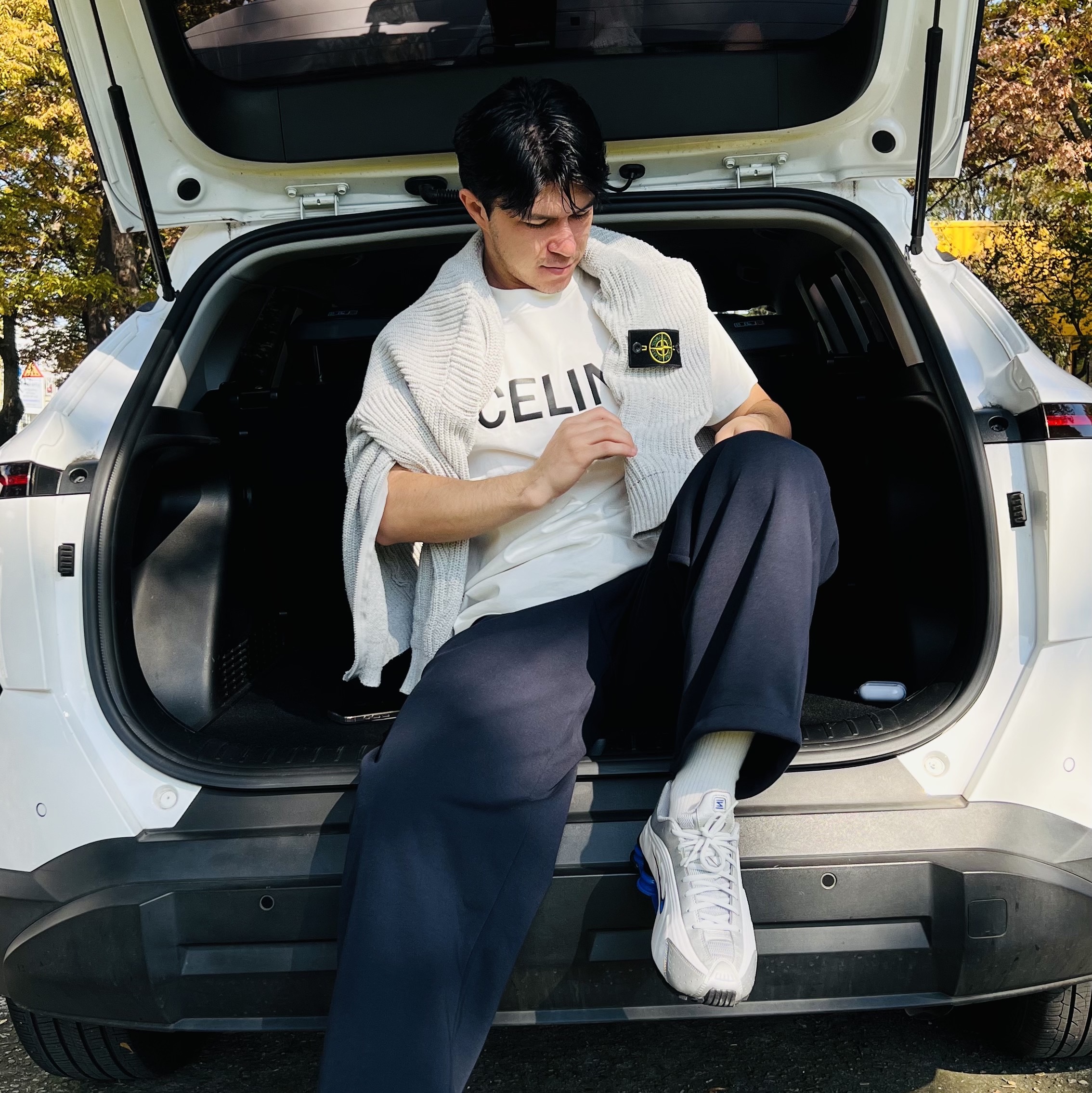 Nike Shox R4 White Racer Blue, Celine Loose T-Shirt in Cotton Jersey Chalk Black 착용 스타일